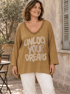 Tunique camel Unlock Your Dreams portée avec un pantalon écru, devant à ourlet simple et dos légèrement plus long.
