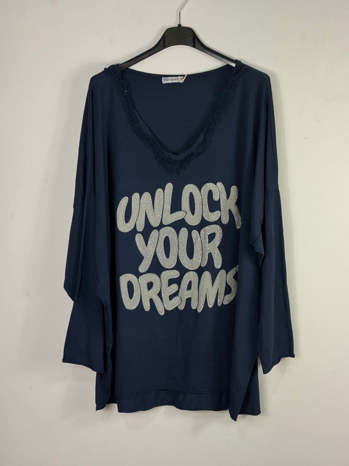 Tunique bleu marine sur cintre, message clair Unlock Your Dreams à strass et devant plus court que le dos.