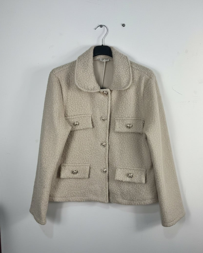 Veste Giulia bouclée beige grège sur cintre, coloris réel et boutons dorés