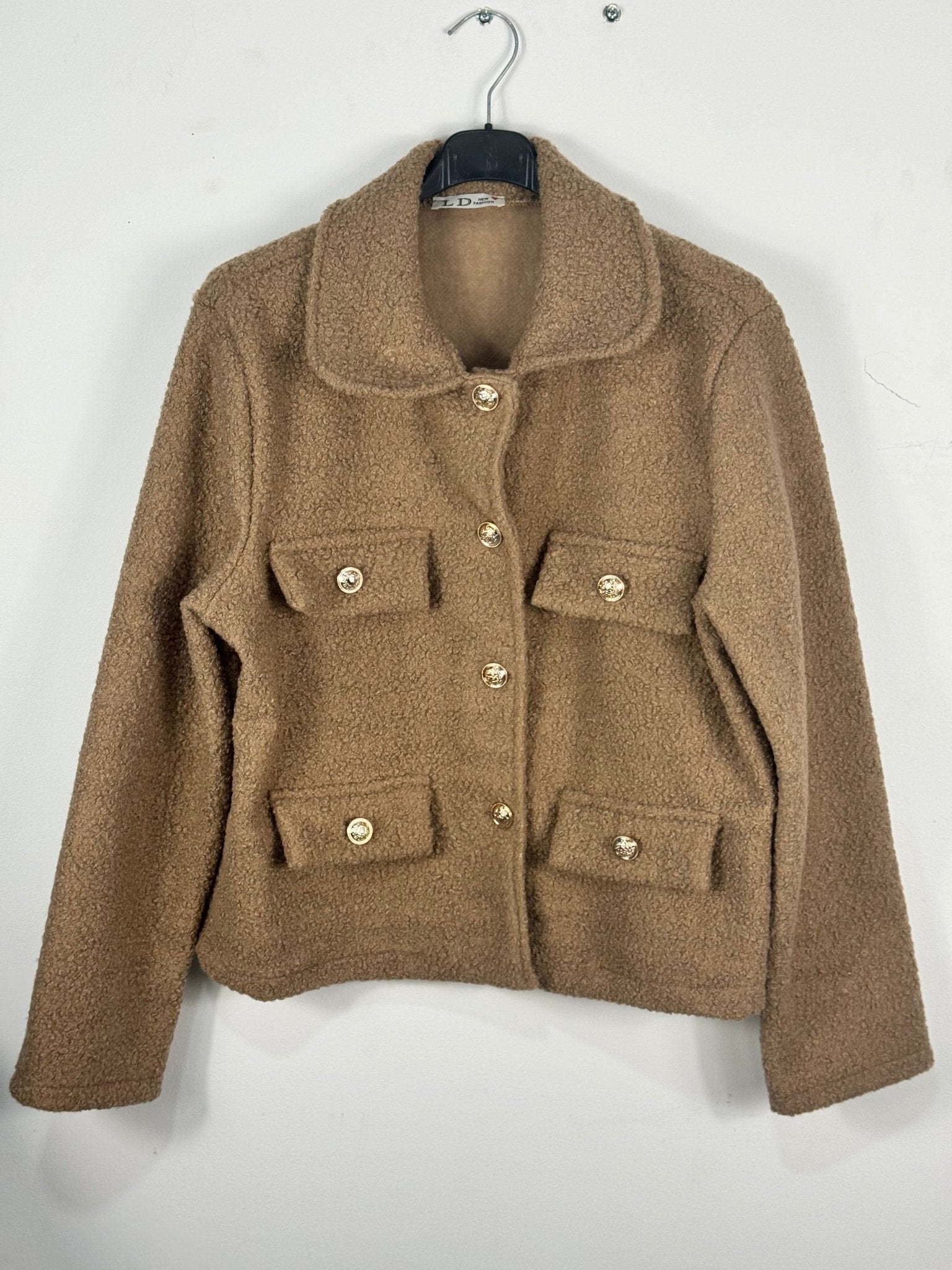 Veste Giulia bouclée camel sur cintre, quatre boutons dorés et quatre rabats décoratifs