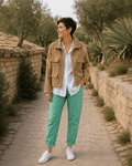 Veste Giulia bouclée camel portée par Sofia avec chemise blanche, pantalon vert menthe et baskets
