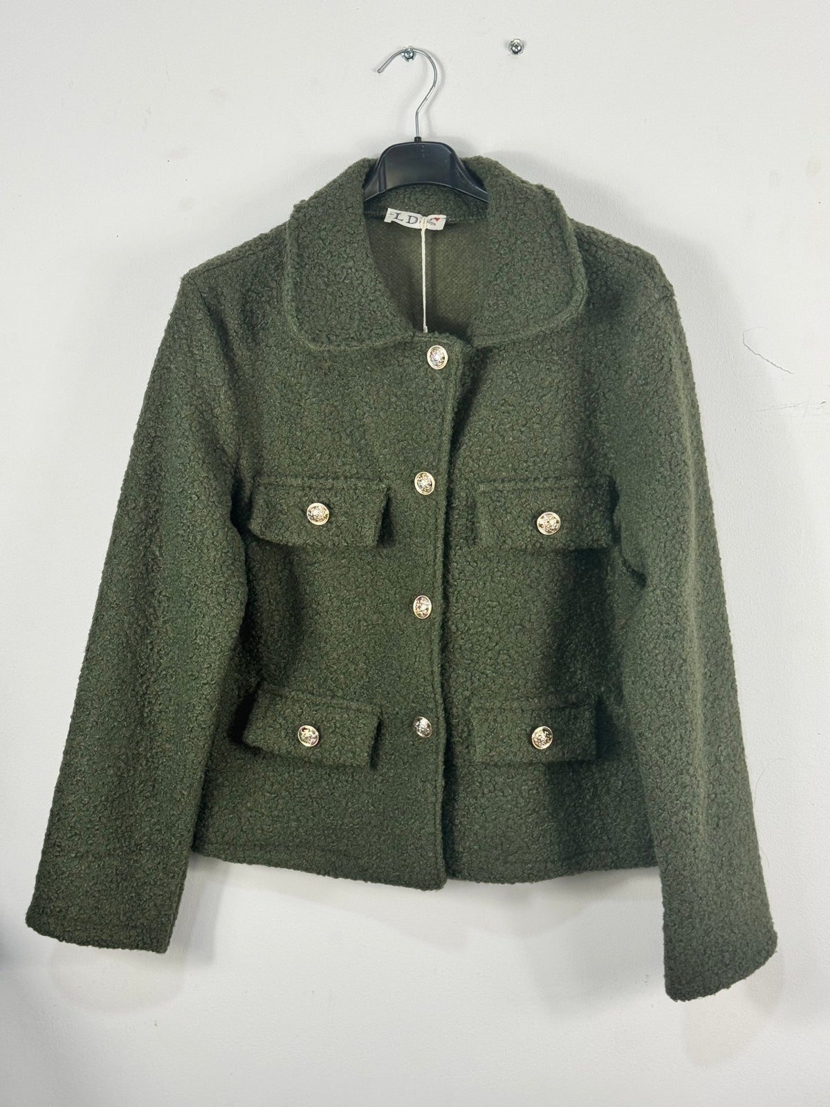 Veste Giulia bouclée kaki sur cintre, texture souple et boutons dorés