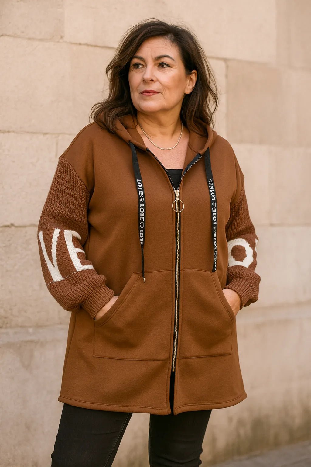 Veste sweat LOVE & Stitch portée vue complète – coupe longue confortable
