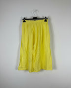 bermuda 71 cm de longueur, jaune sur cintre vue de dos 