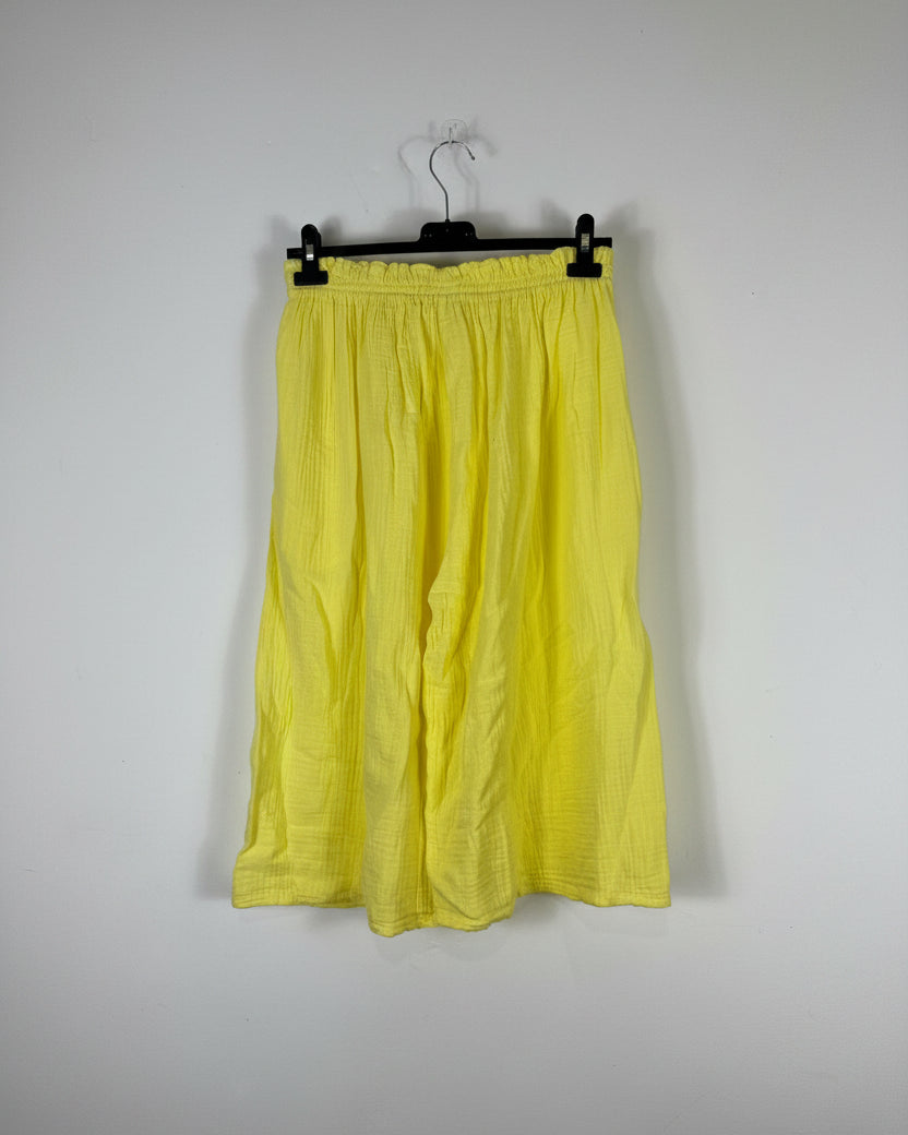 bermuda 71 cm de longueur, jaune sur cintre vue de dos 
