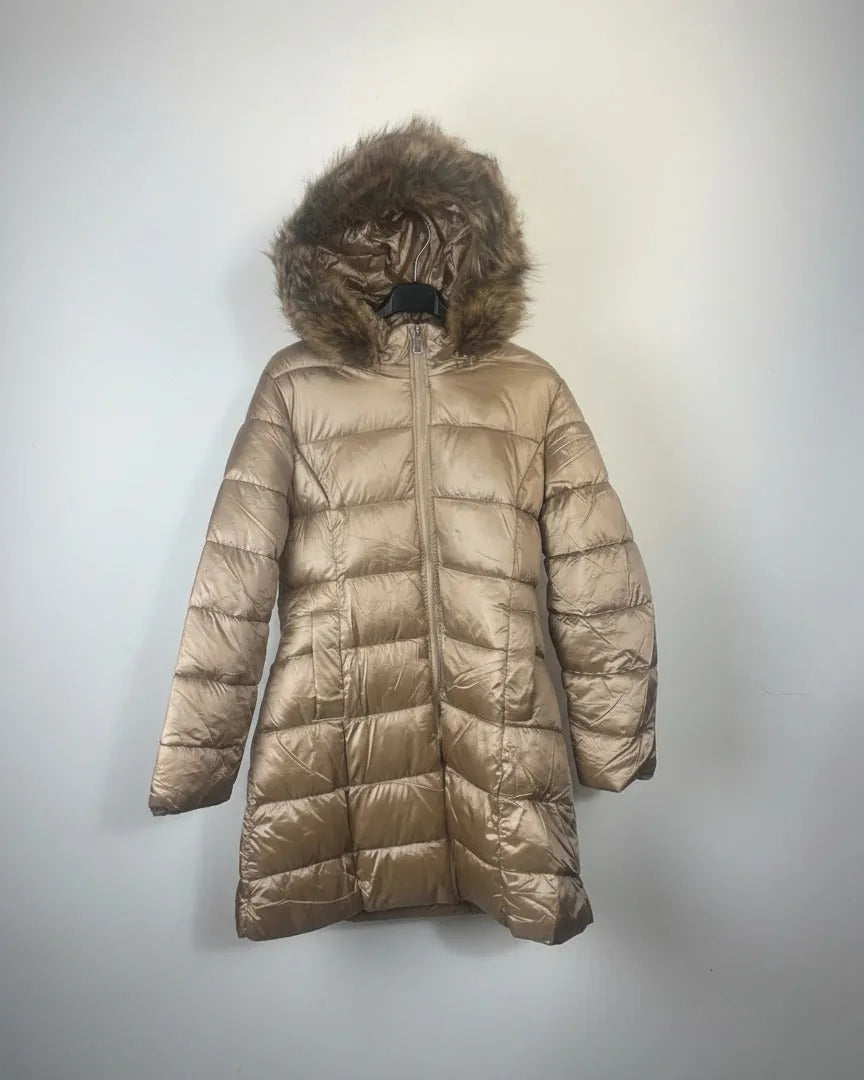 Capuche amovible bordée de fausse fourrure sur doudoune champagne femme