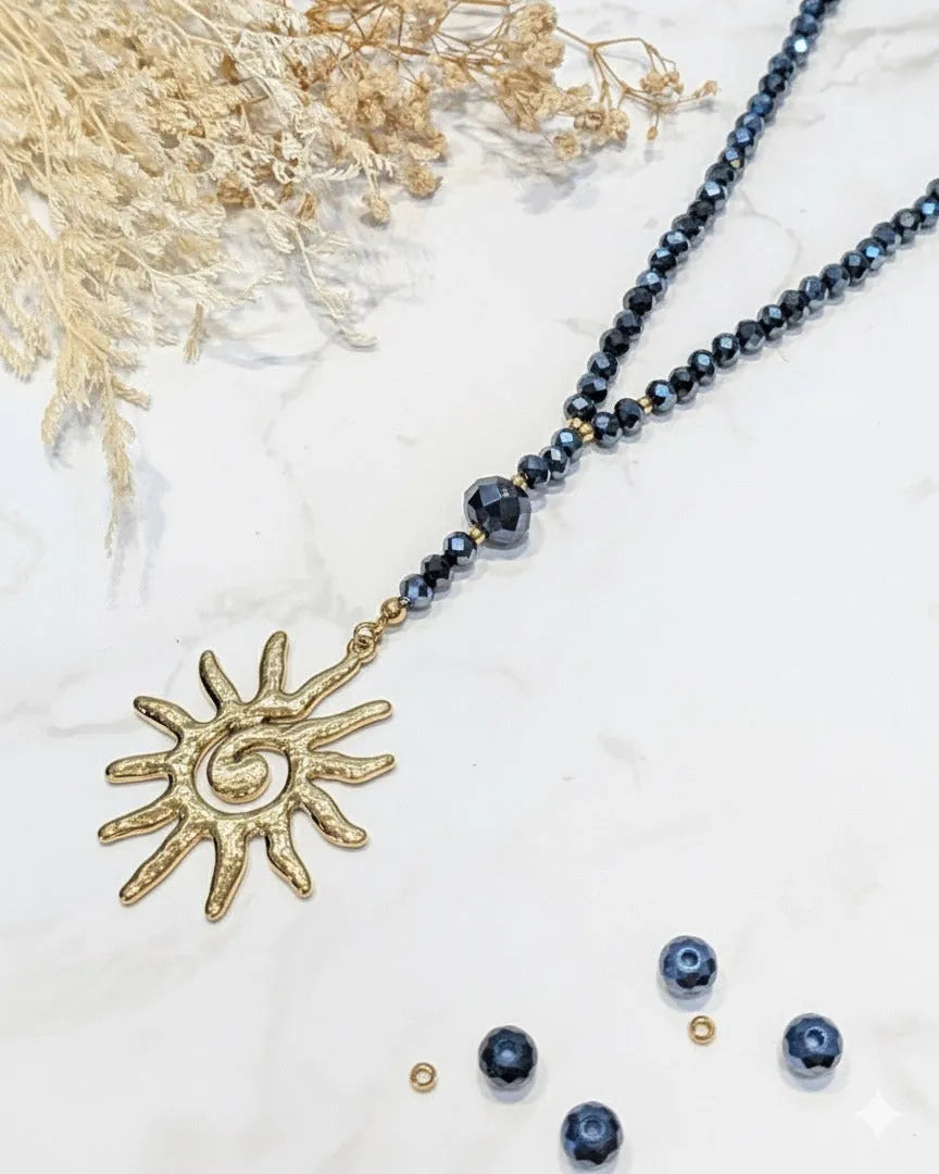 Collier soleil doré sur fond clair – perles bleu marine – Mam’sailes