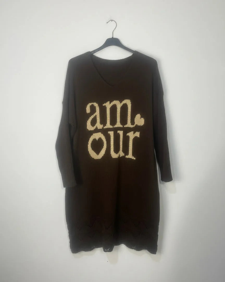 Robe pull AMOUR femme en maille, col V, coupe droite, coloris kaki, noir ou chocolat, longueur midi, style cosy chic