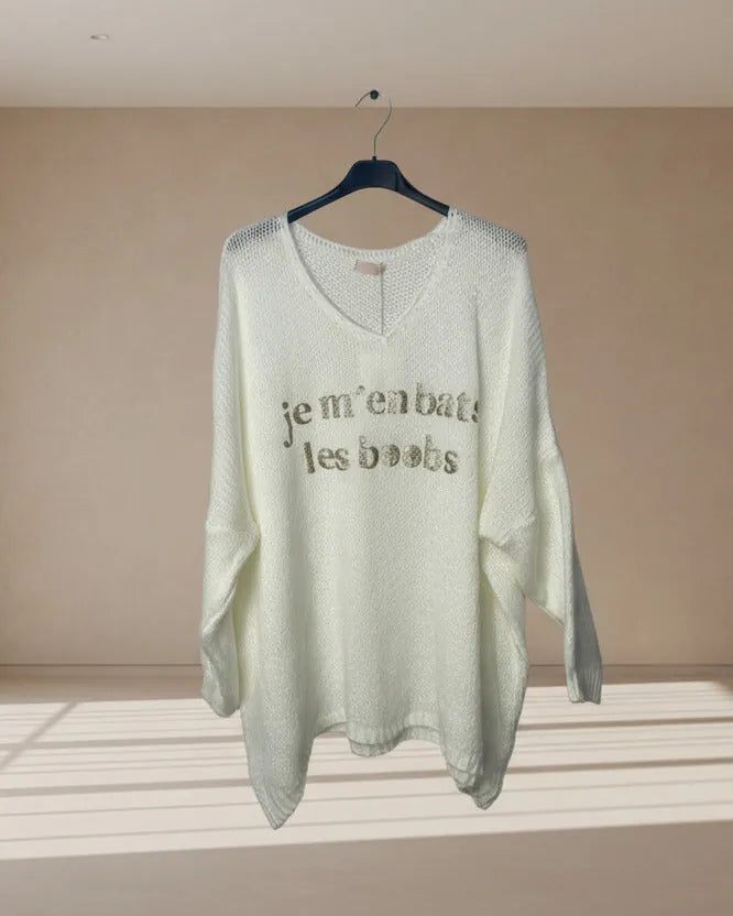 Pull femme oversize fun et décontracté sur cintre couleur blanc
