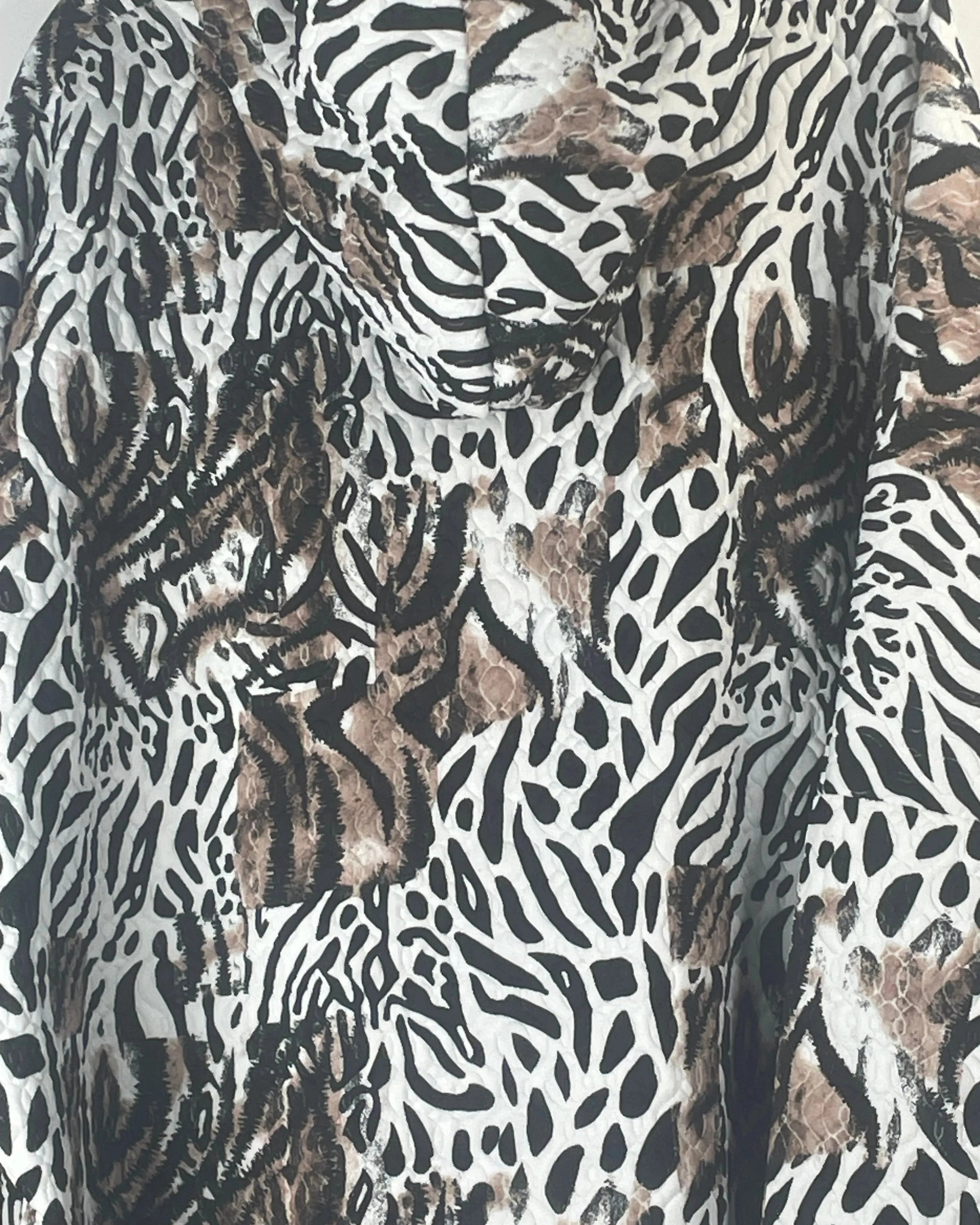 detail motifs Veste à capuche gaufrée femme imprimé animal, coupe oversize, fermeture zippée, made in Italy