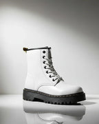 bottine blanche femme vue côté intérieur avec lacets blancs et semelle noire