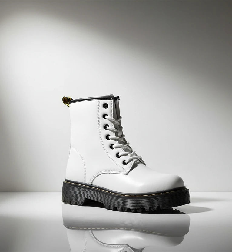 bottine blanche femme vue côté intérieur avec lacets blancs et semelle noire