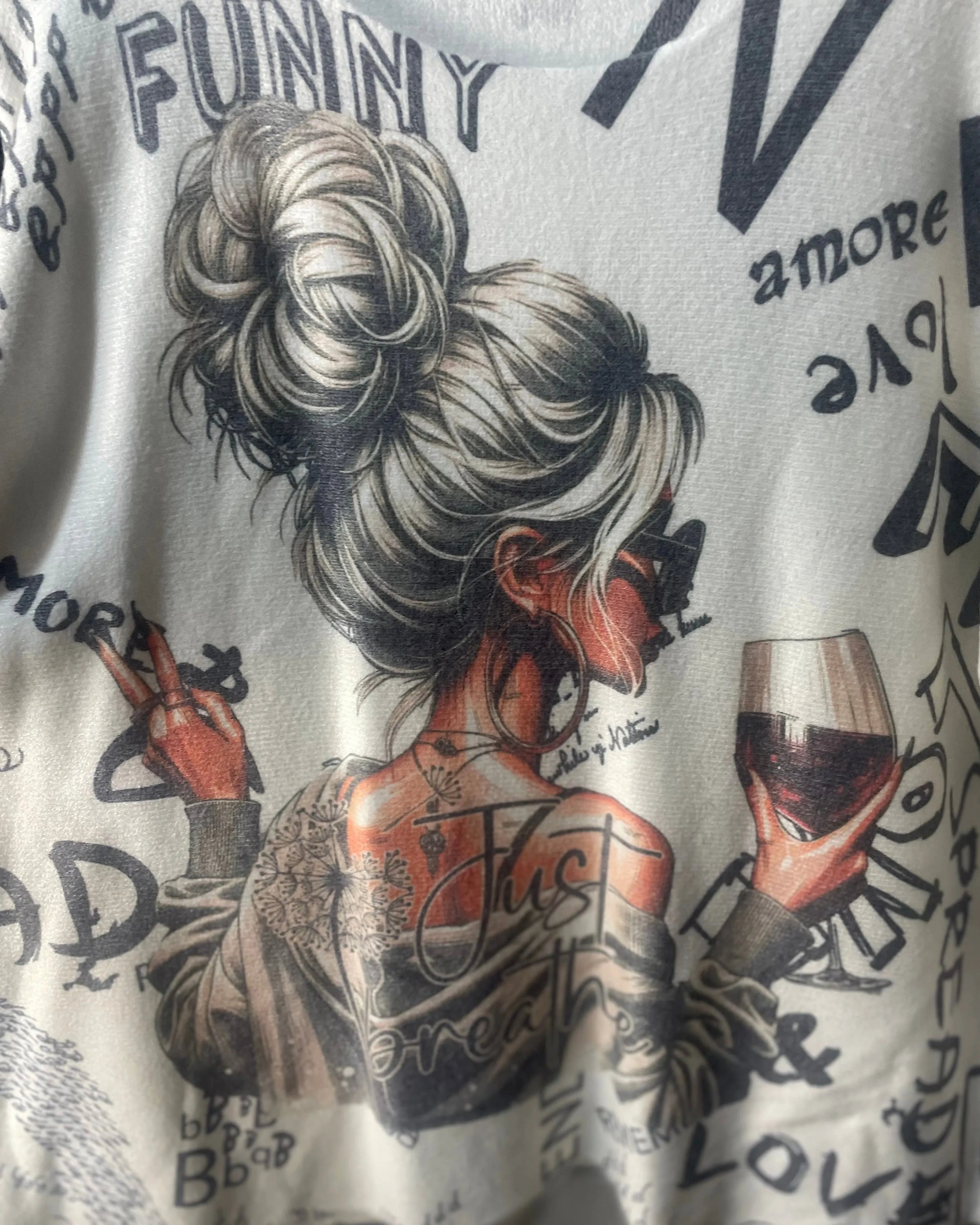 Détail imprimé sketch pull Just Breathe