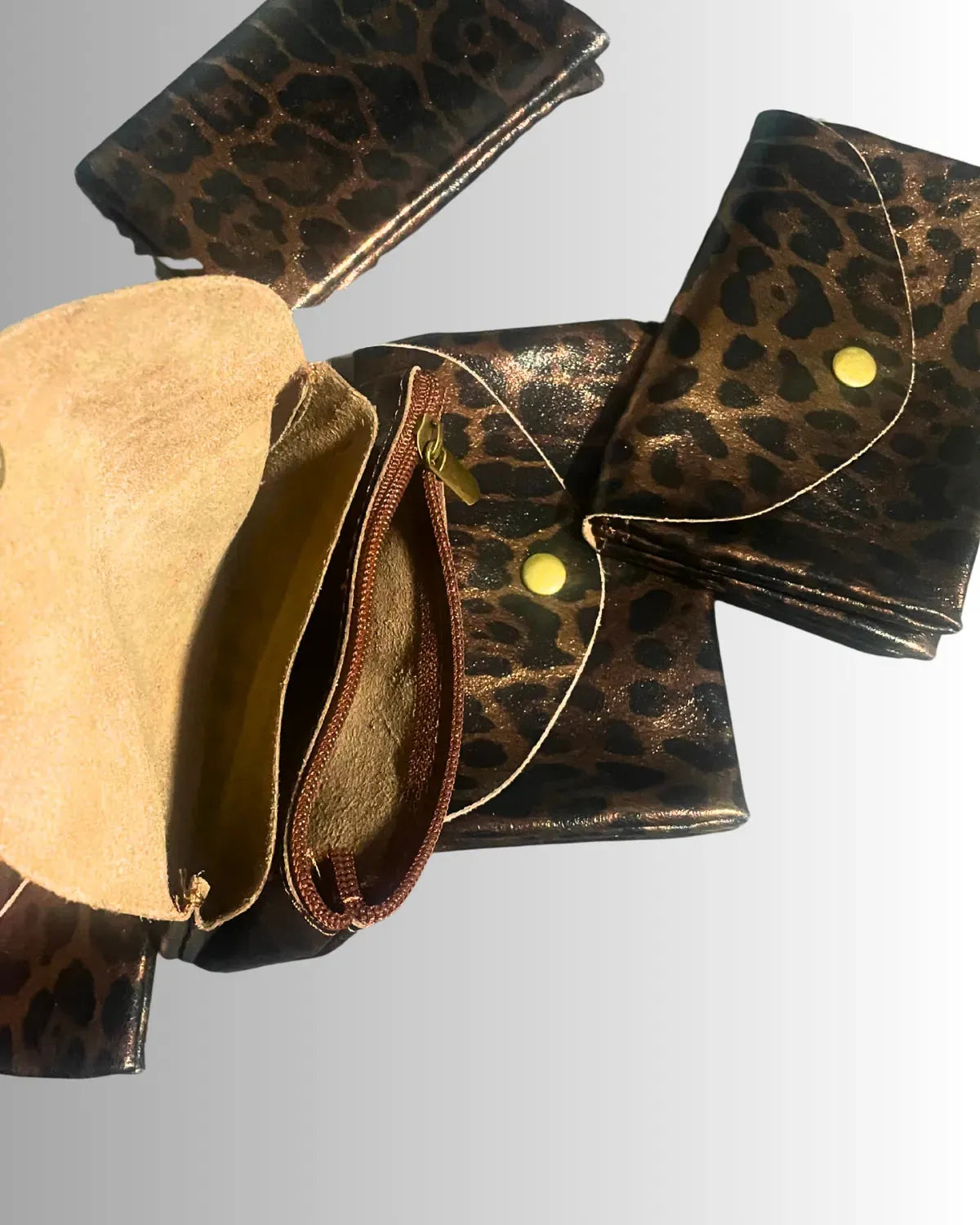 Portefeuille compact femme avec poches cartes et poche zippée monnaie – cuir léopard”