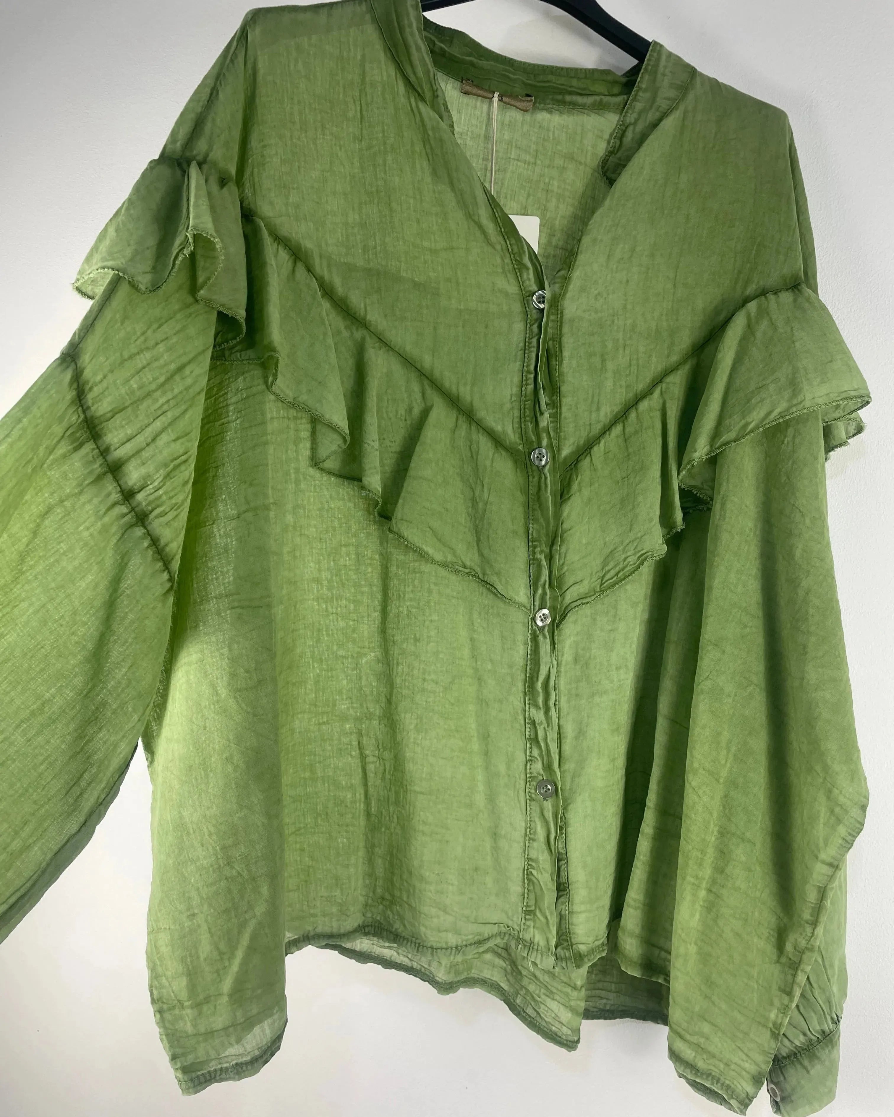 Chemise Livia femme verte à volants, coupe ample et fluide en coton, made in Italy