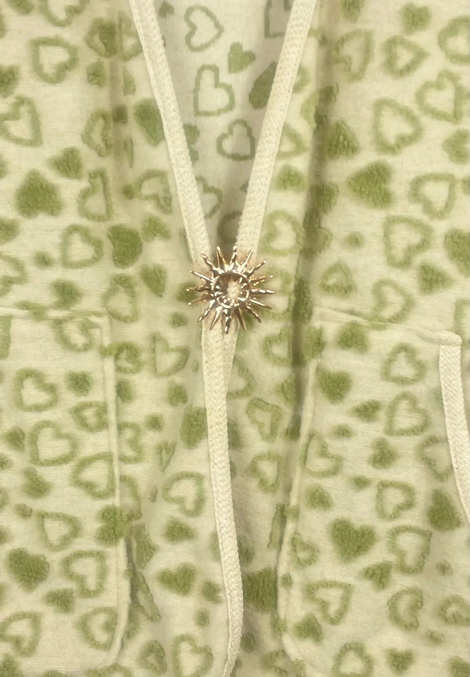 Détail broche soleil dorée sur gilet cœur – Mam’sailes