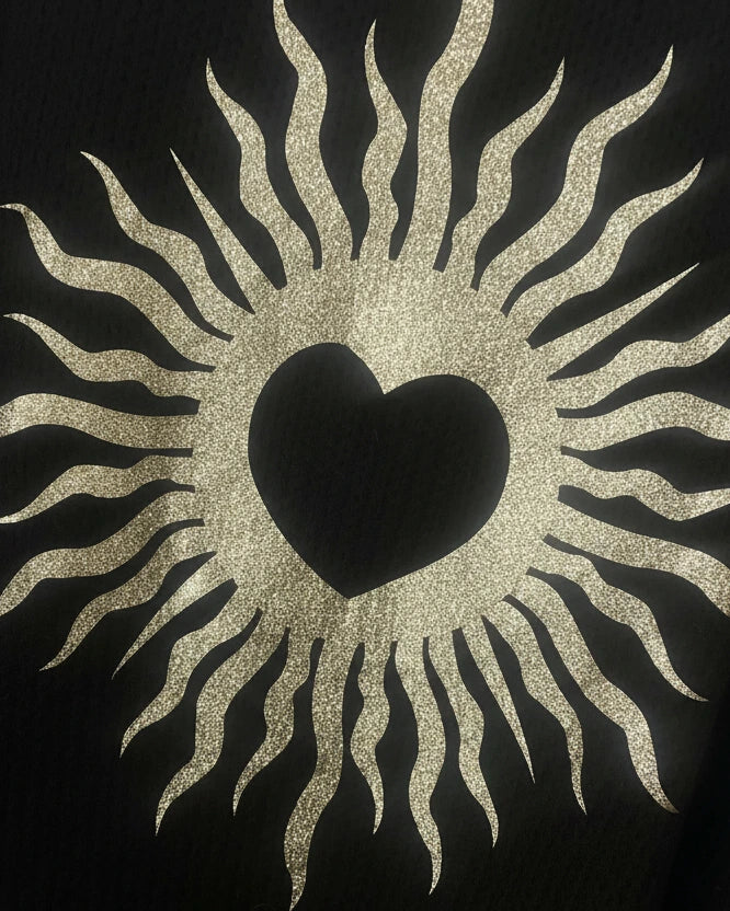 Détail cœur solaire doré dos pull Rayon d'Amour – motif WOW
