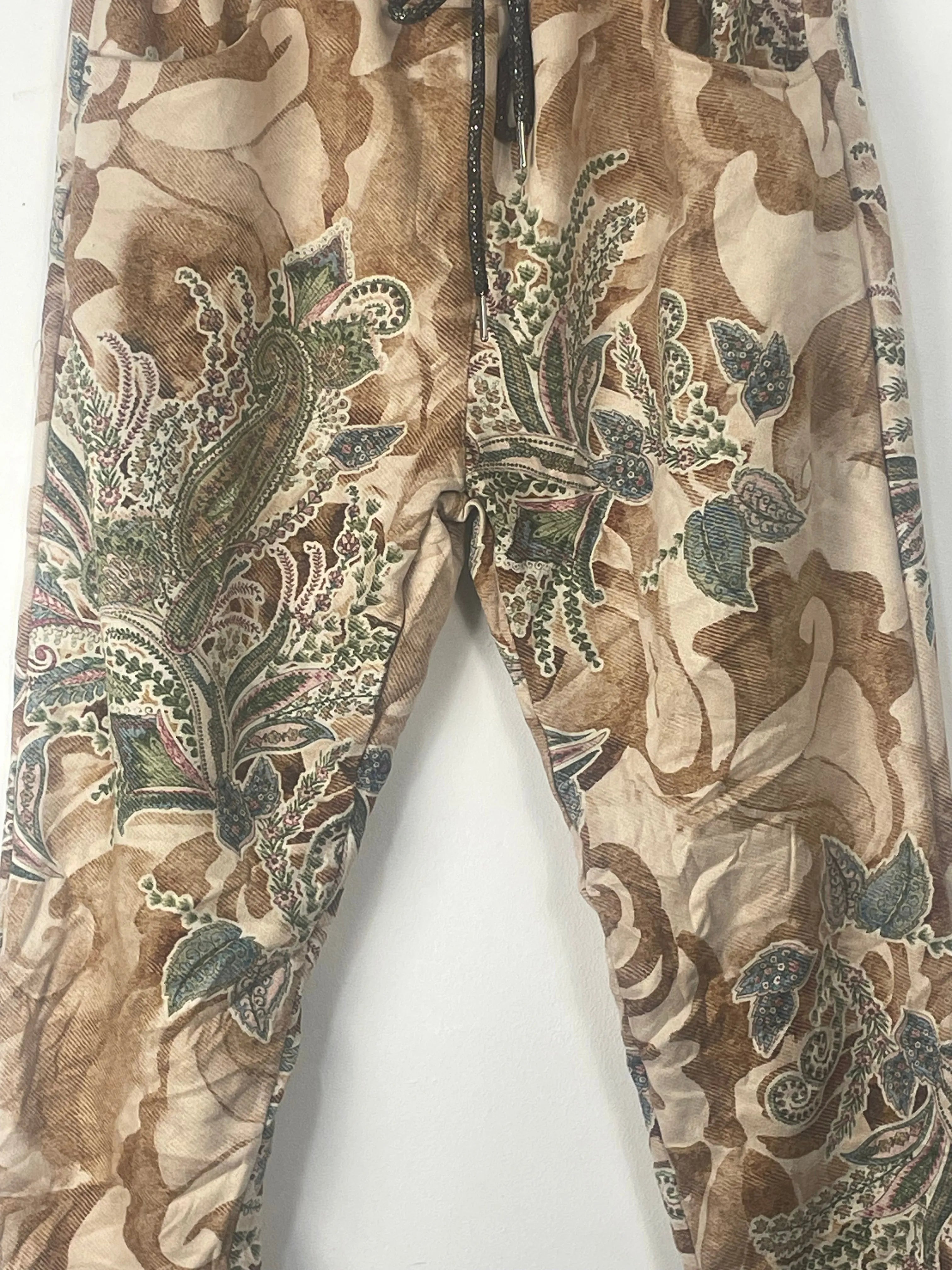 detail pantalon confort imprimé bohème suédine