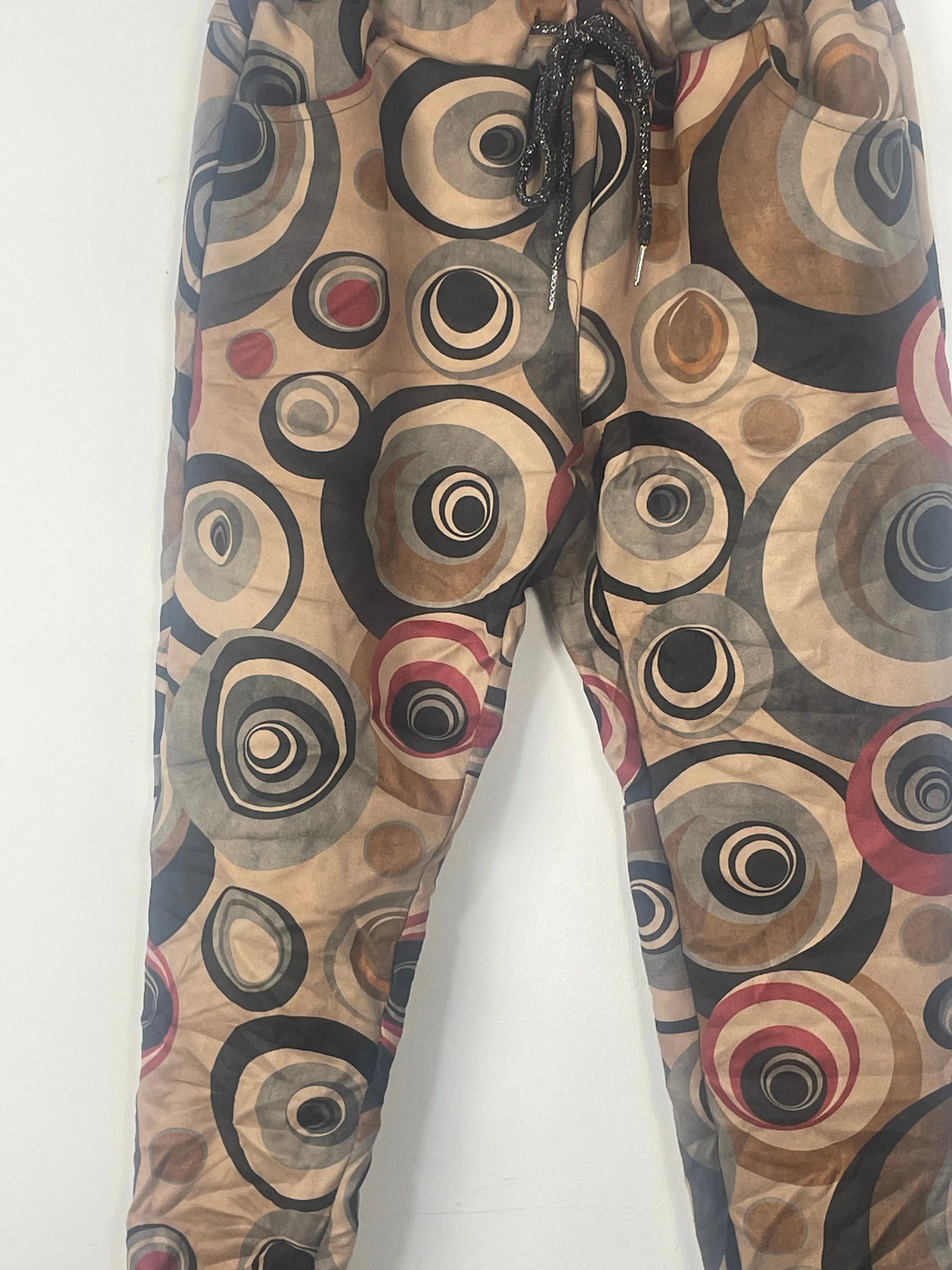détail pantalon suédine camel motif cercles bohème
