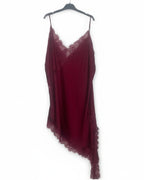 Nuisette satin grande taille bordeaux avec dentelle et coupe asymétrique