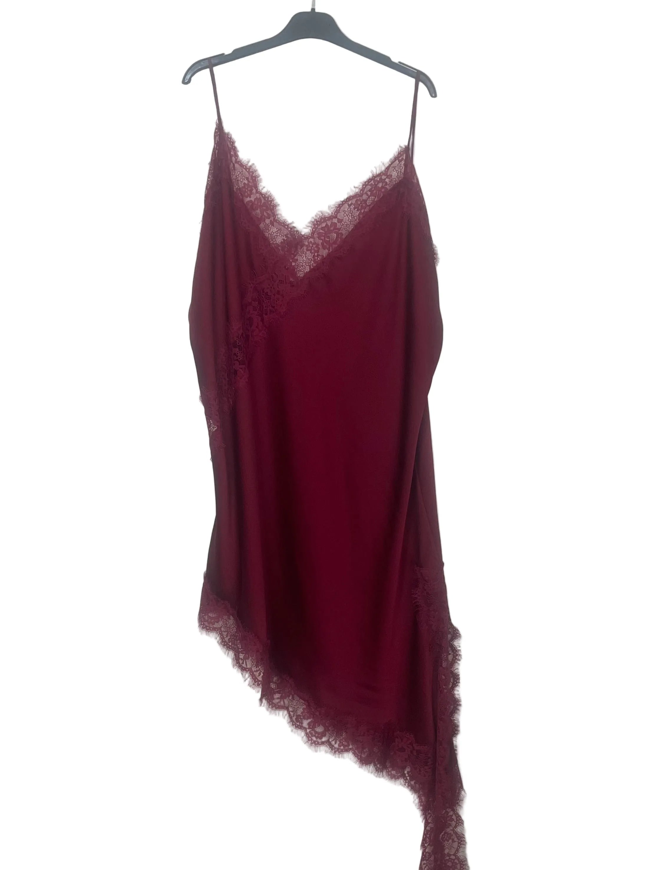 Nuisette satin grande taille bordeaux avec dentelle et coupe asymétrique