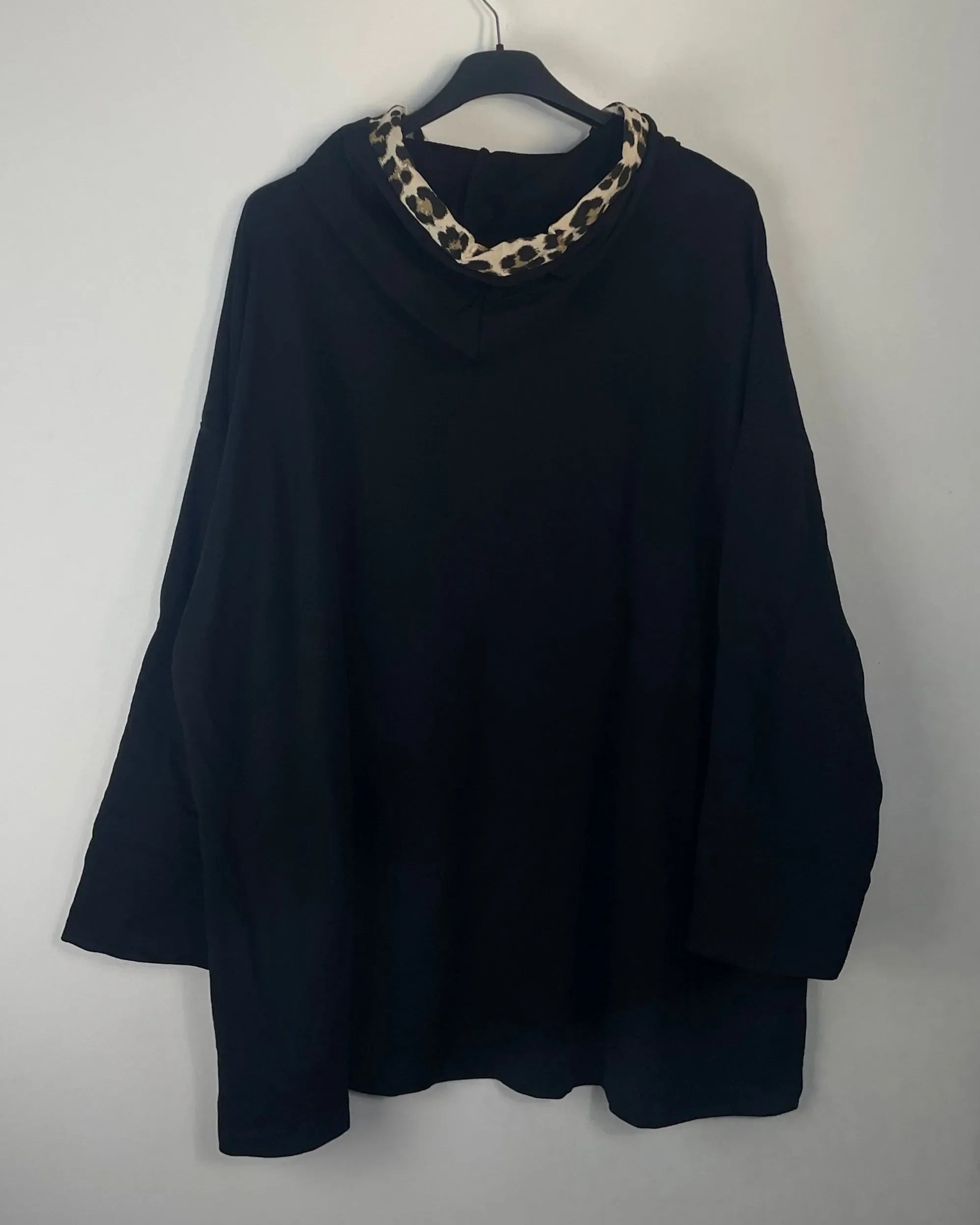 Sweat femme coupe large cœur strass et capuche léopard vue de dos