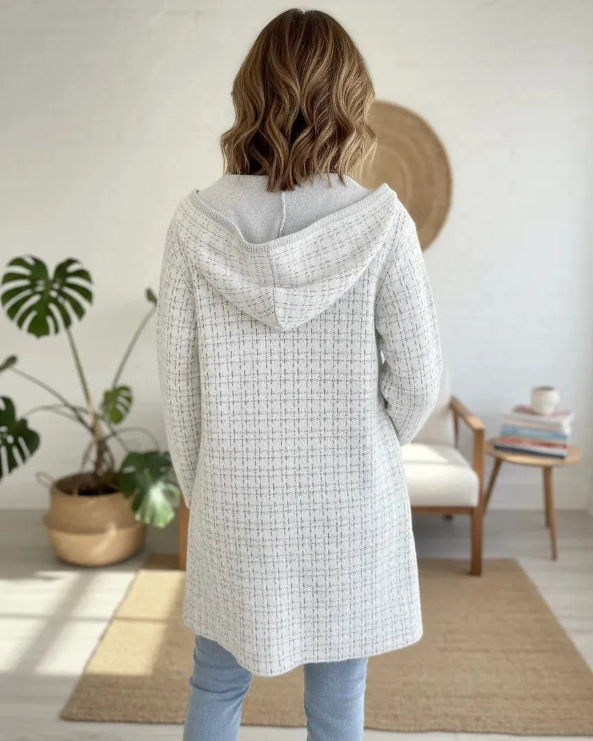 Dos du manteau blanc Élora, tombé fluide et finition scintillante subtile