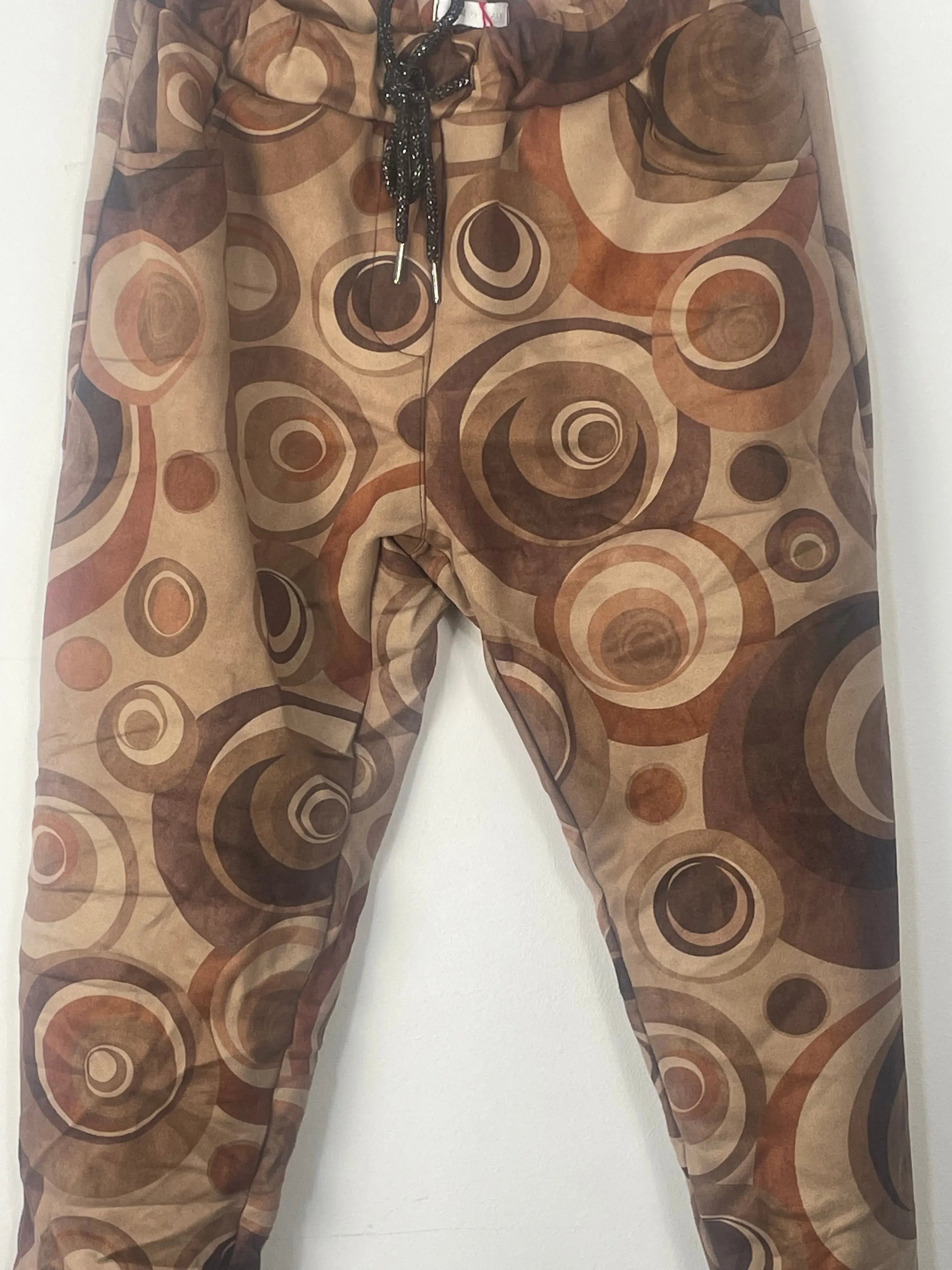 détail pantalon suédine camel motif cercles bohème