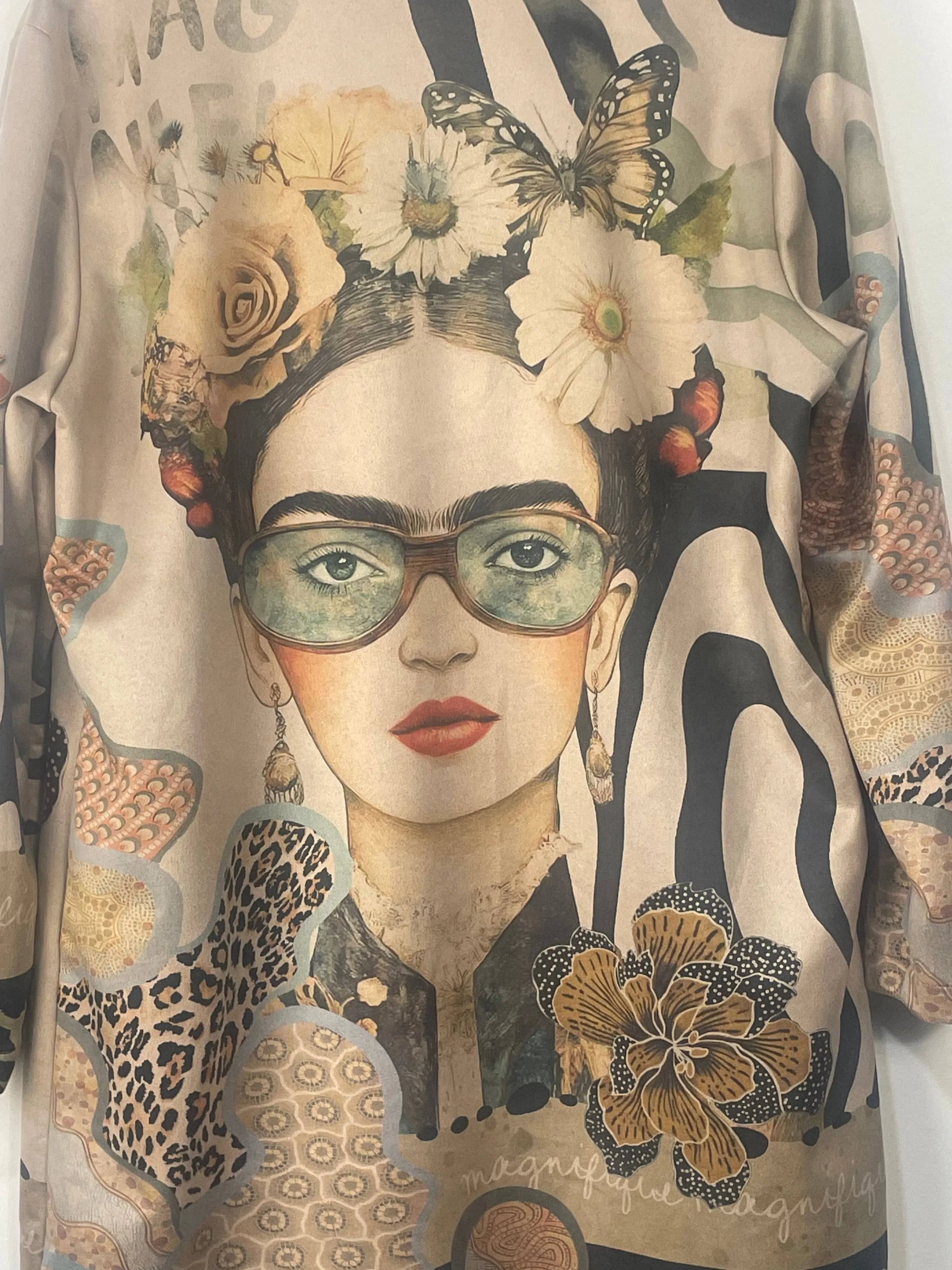 trench Frida Kahlo face avec broche dorée de dos