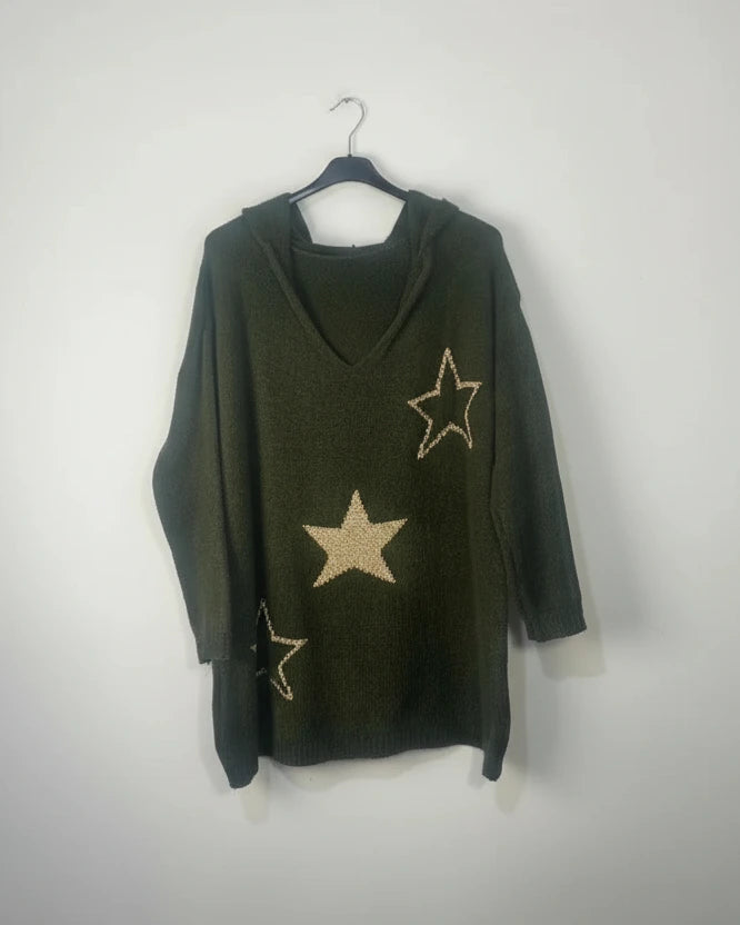Robe-pull kaki à capuche avec étoiles dorées – vue de face sur cintre