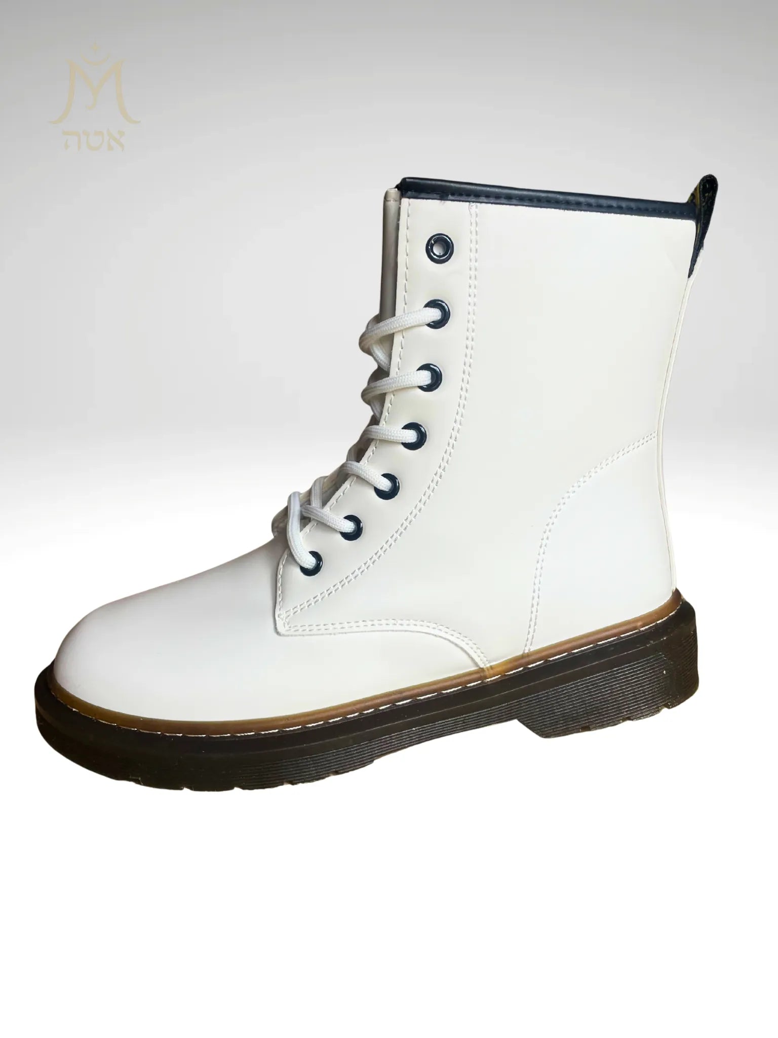 bottine blanche femme vue côté intérieur avec lacets blancs et semelle noire