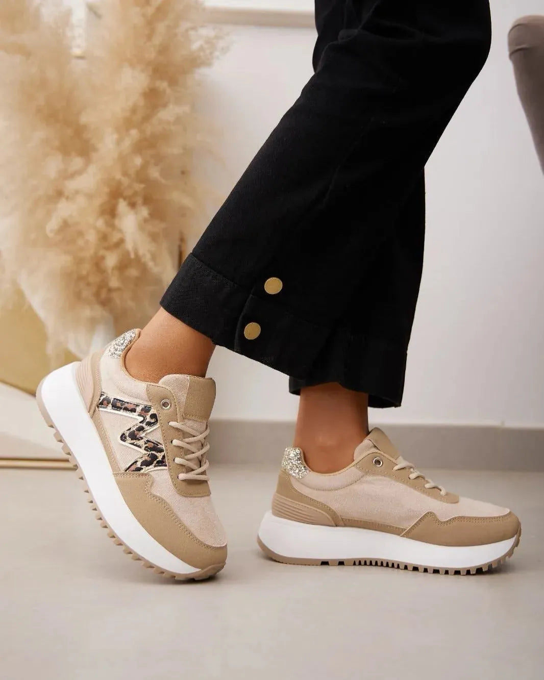 Baskets femme beige avec motif léopard et détail doré – semelle épaisse tendance