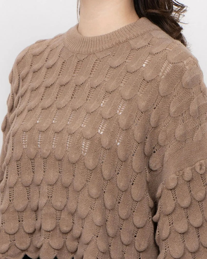 Gros plan maille texturée écailles pull femme
