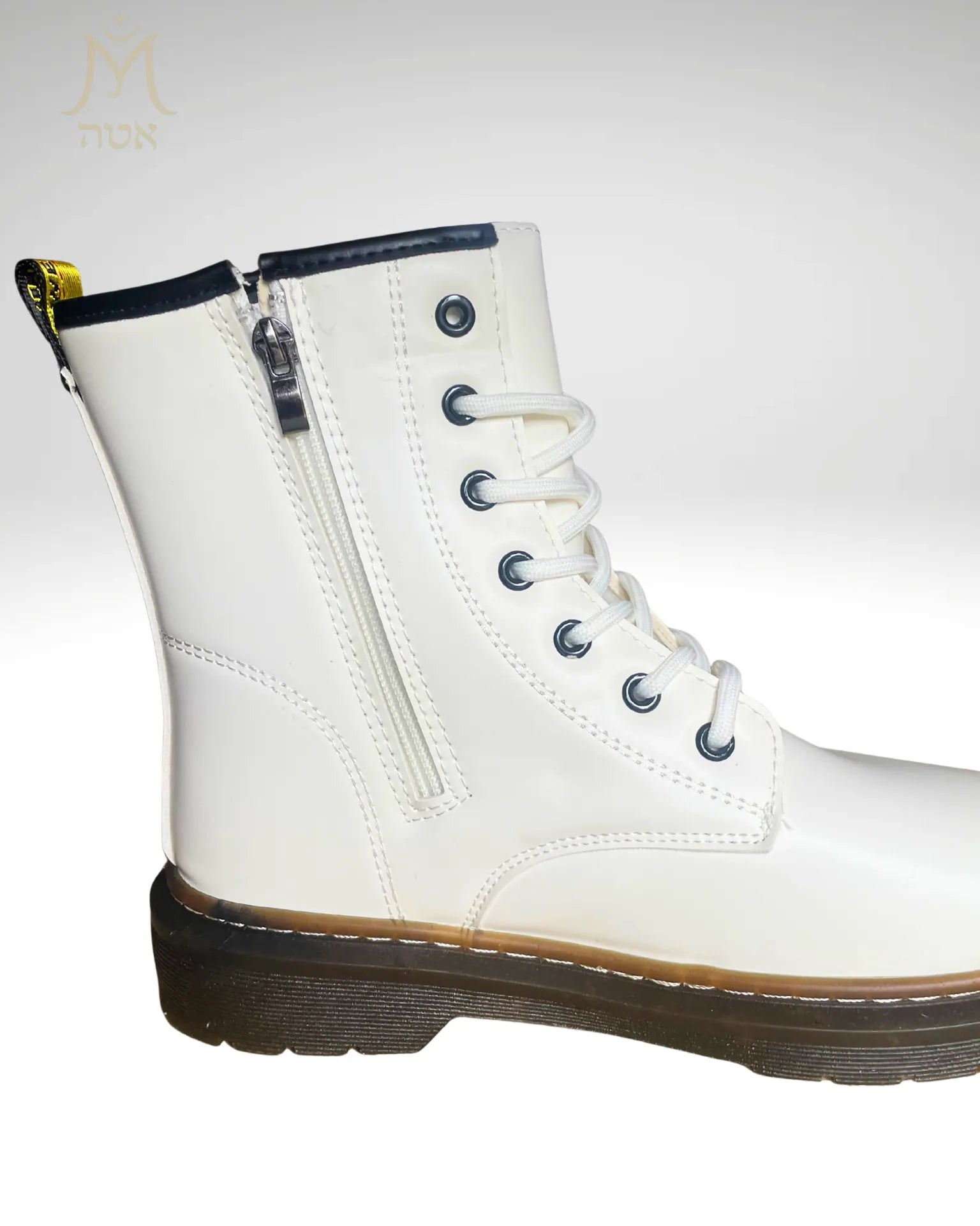 bottine blanche femme vue côté extérieur avec zip latéral et lacets