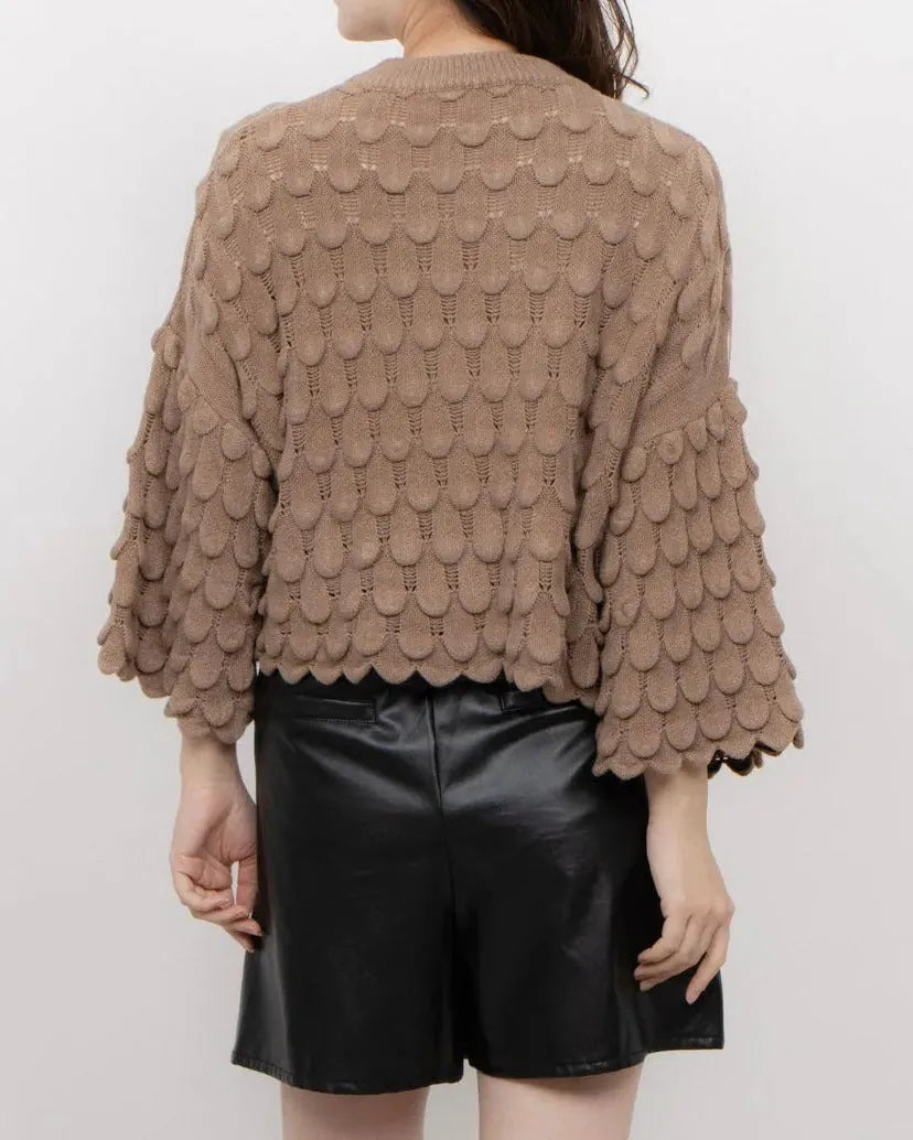 Pull Élise femme, maille écailles chic, coloris camel – Mam’s Ailes vue de dos