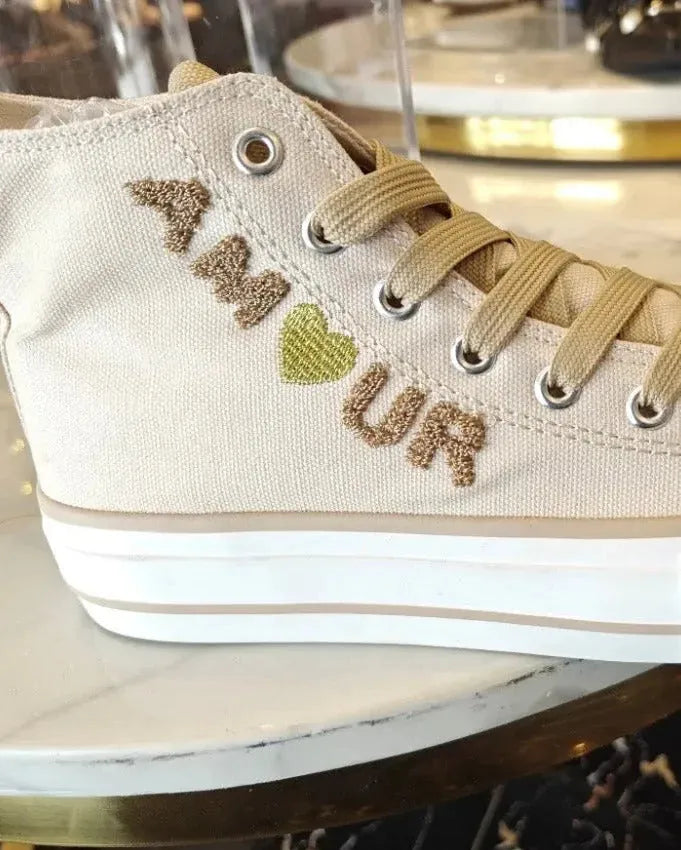 Détail du lacet ton sur ton et de la broderie dorée “Amour”