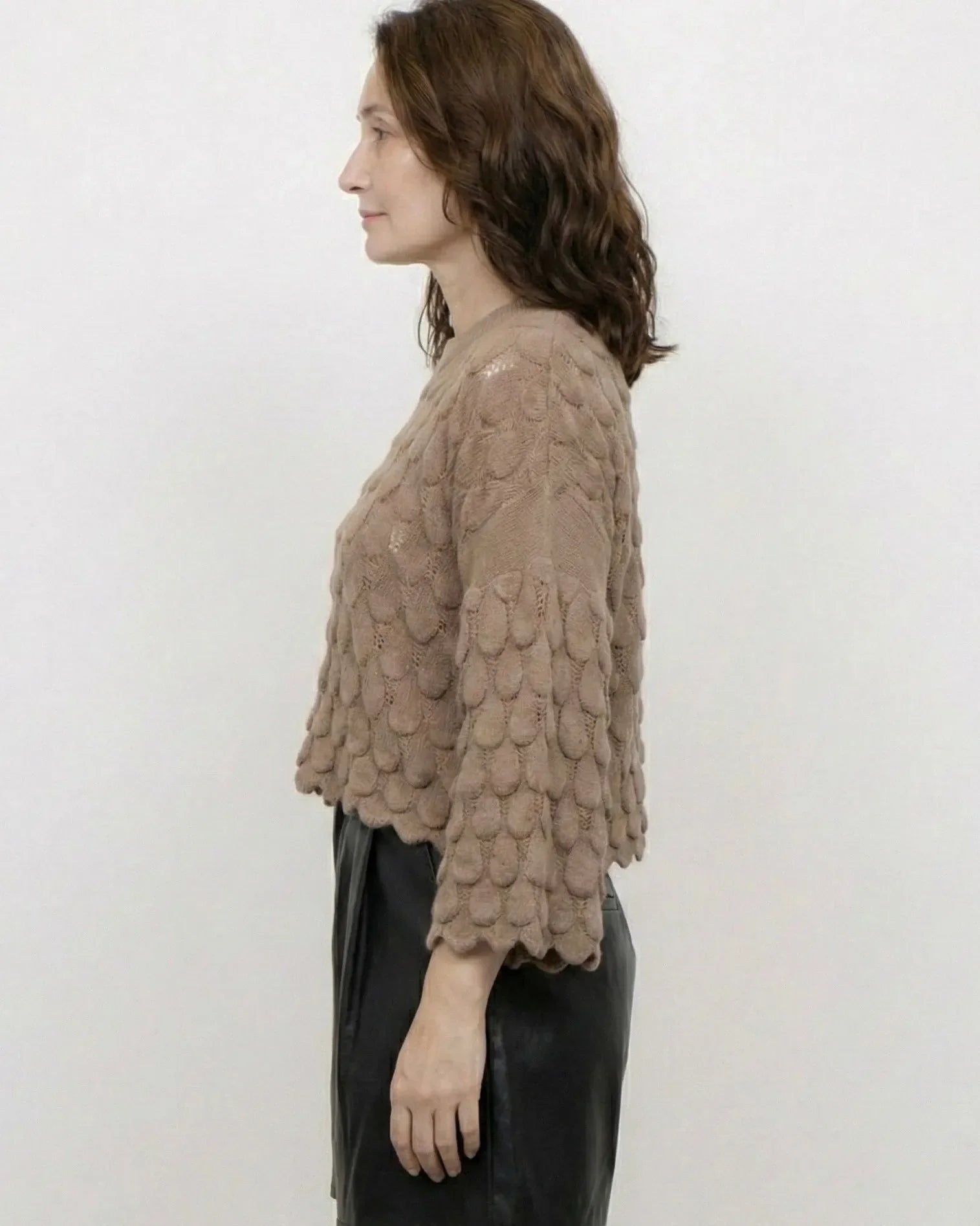 Pull Élise femme, maille écailles chic, coloris camel – Mam’s Ailes vue de profil