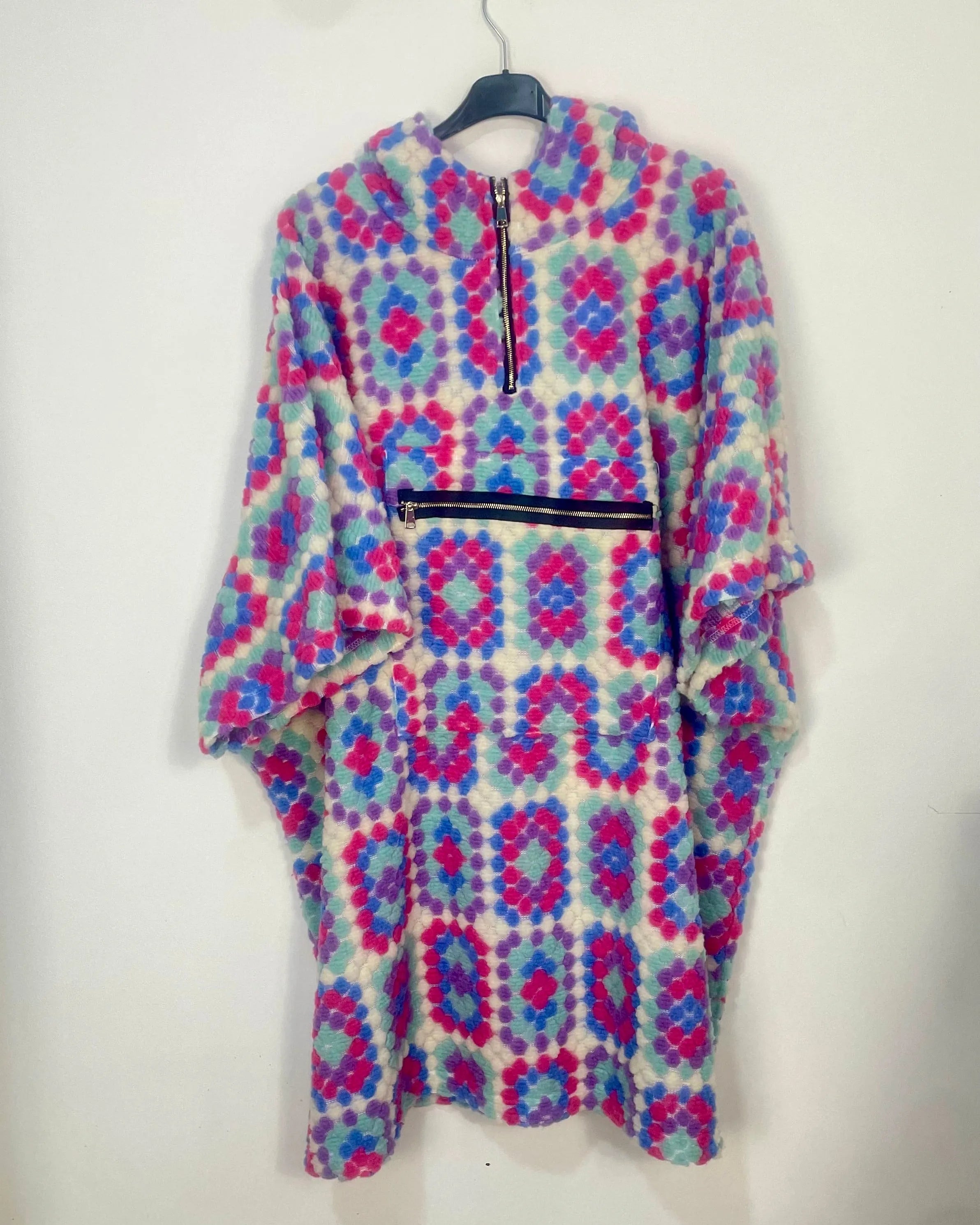 Pilou pilou oversize femme à capuche, motif multicolore graphique, poche kangourou zippée, coupe ample, style cocoon hiver