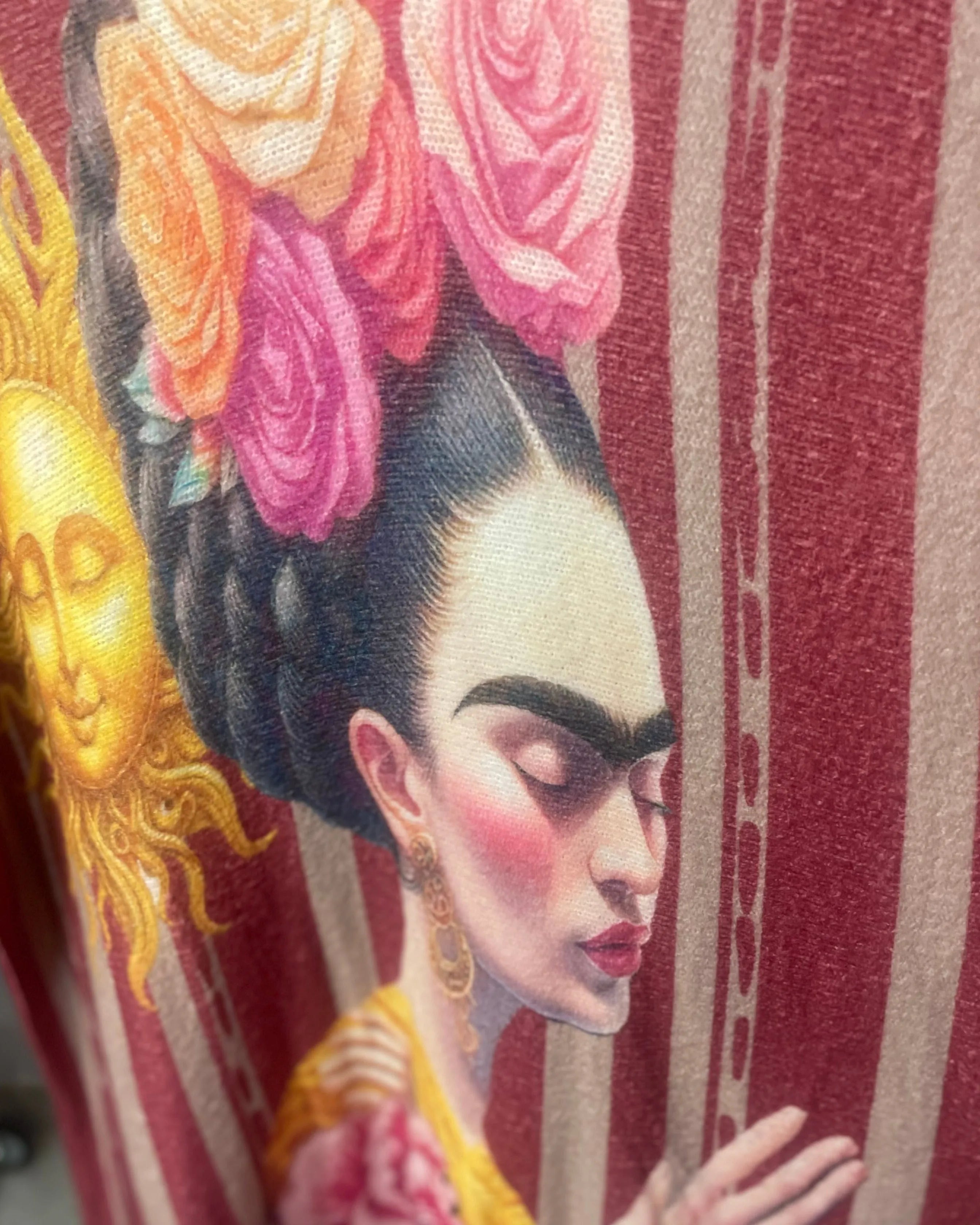 Détail imprimé artistique pull grande taille femme