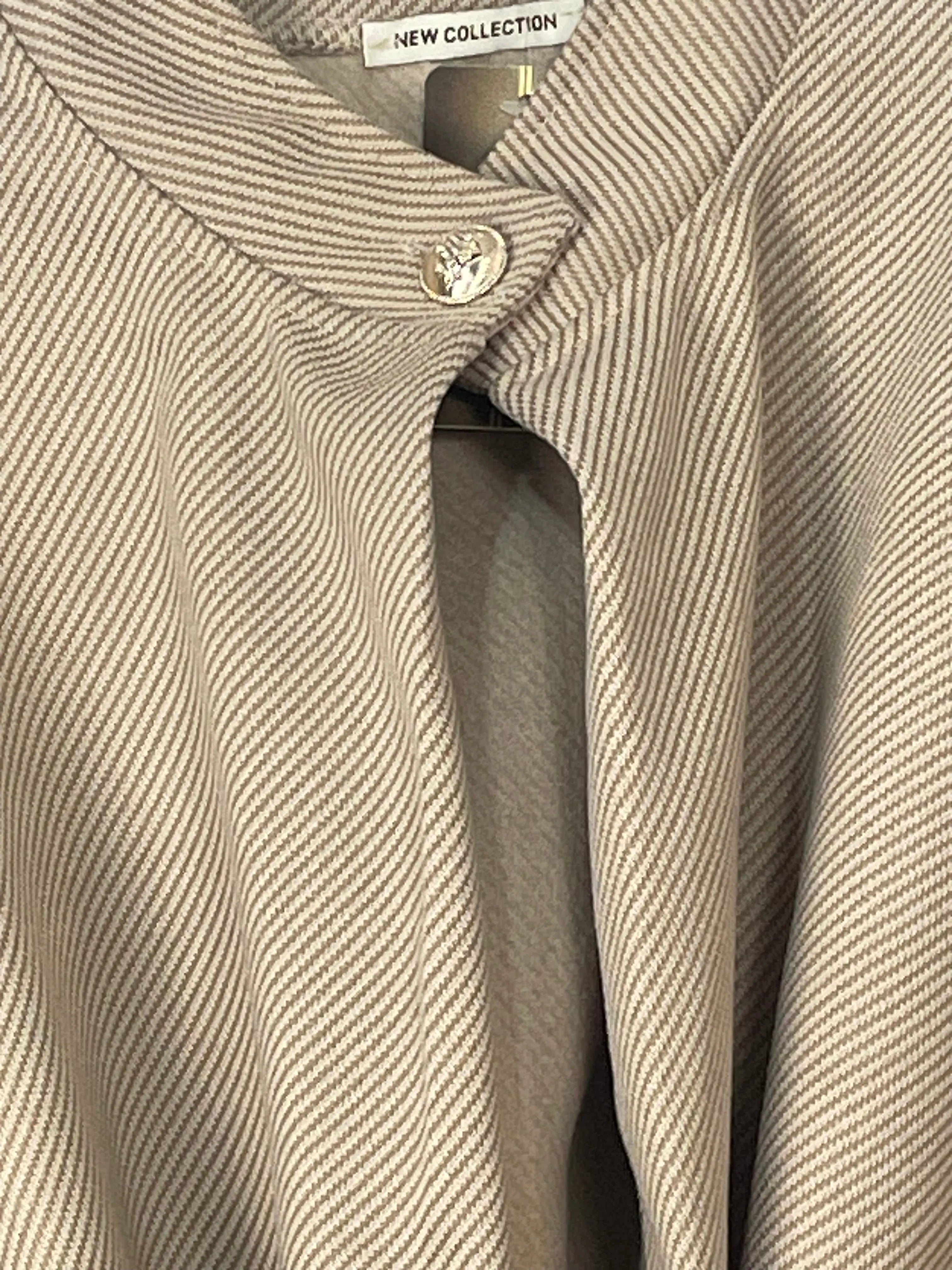 Cape fluide femme taupe en viscose polyester et élasthanne detail bouton