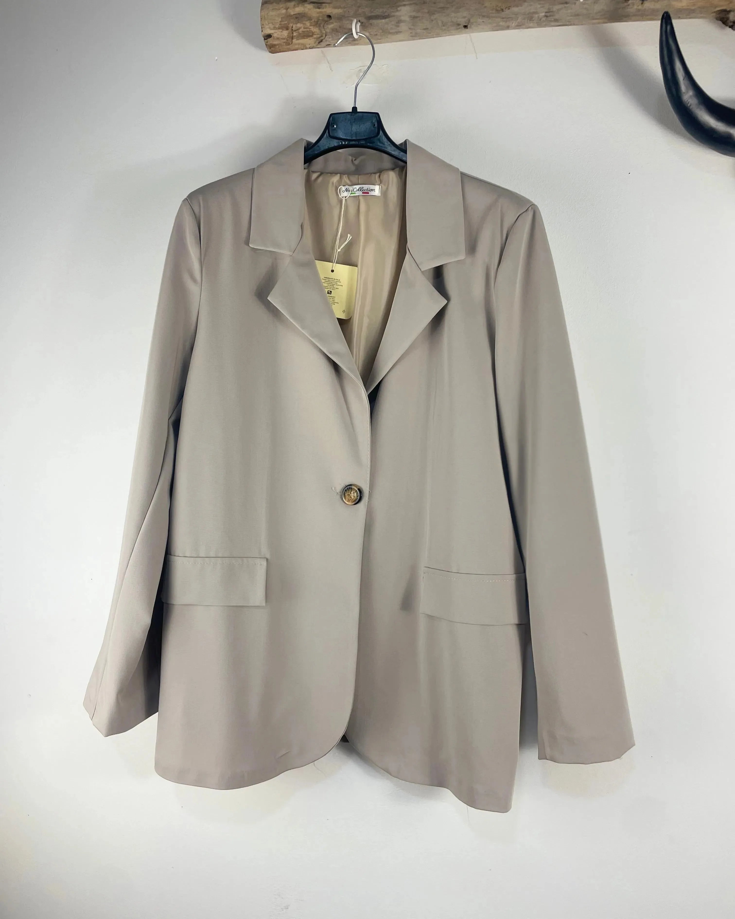 Blazer beige made in Italy avec bouton  et fausses poches.