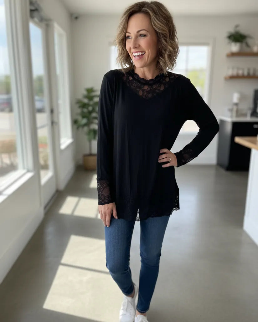 Top noir femme grande taille avec col dentelle, porté