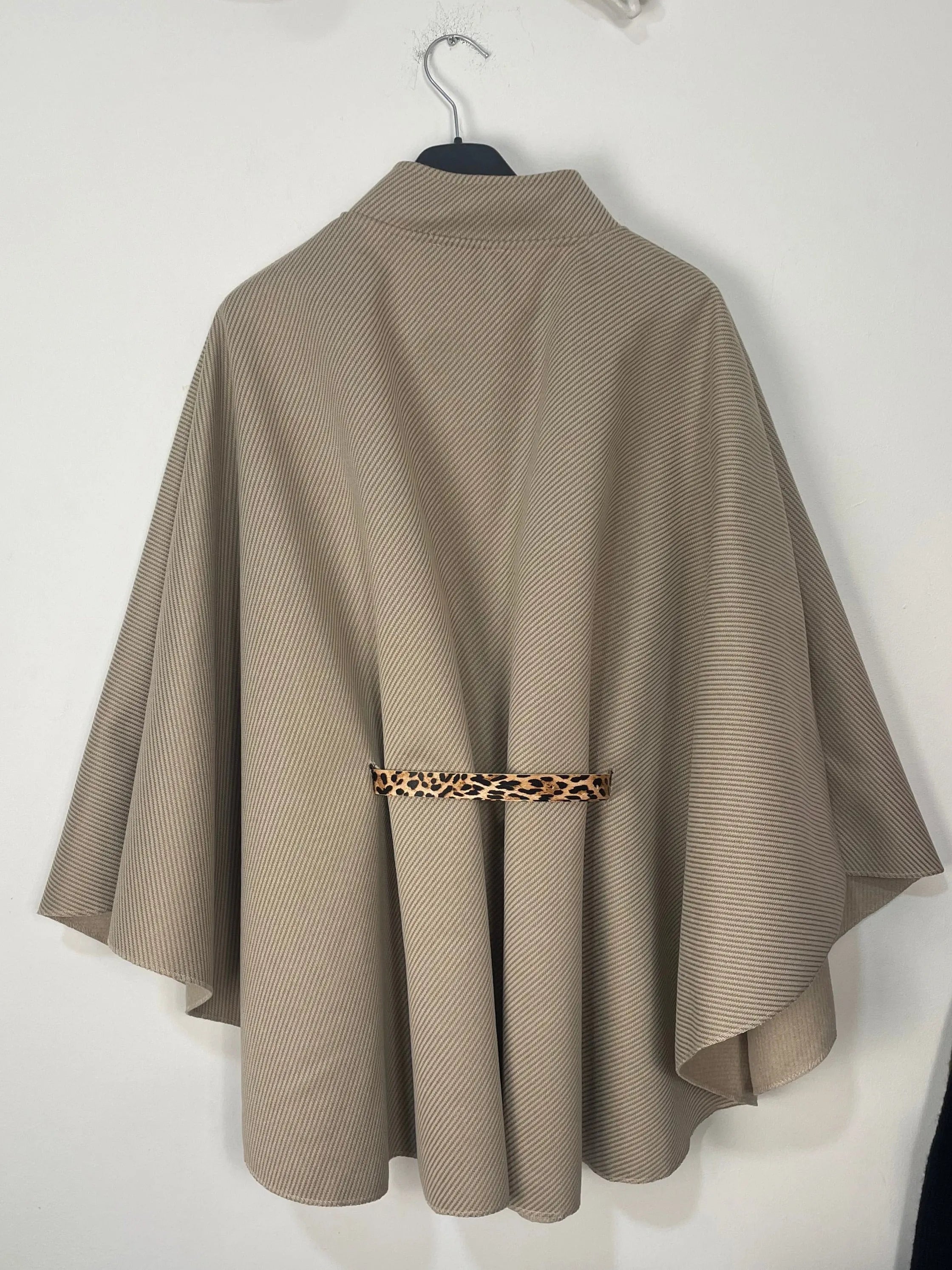 Cape fluide femme taupe en viscose polyester et élasthanne de dos 