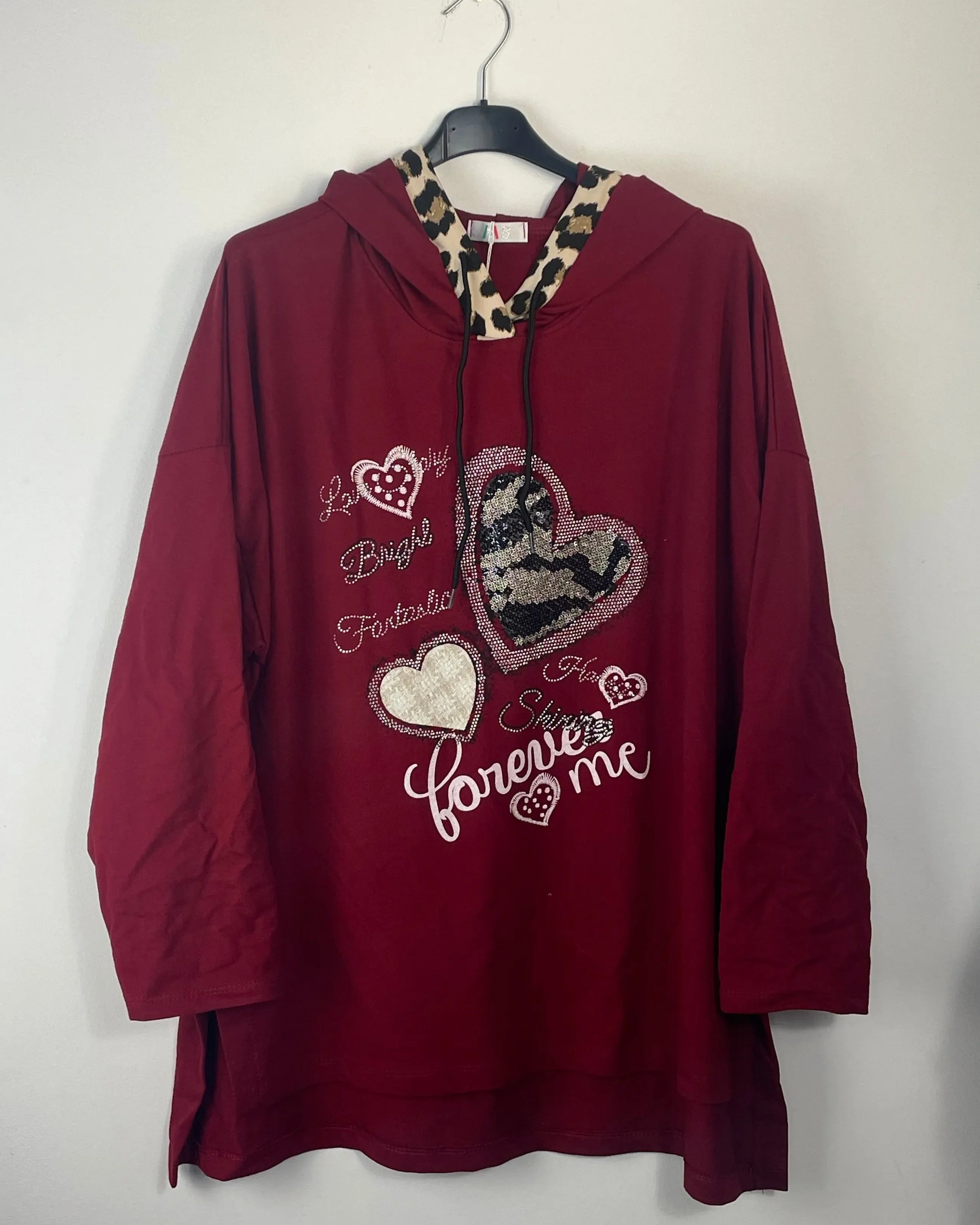 Sweat femme coupe large cœur strass et capuche léopard couleur bordeaux