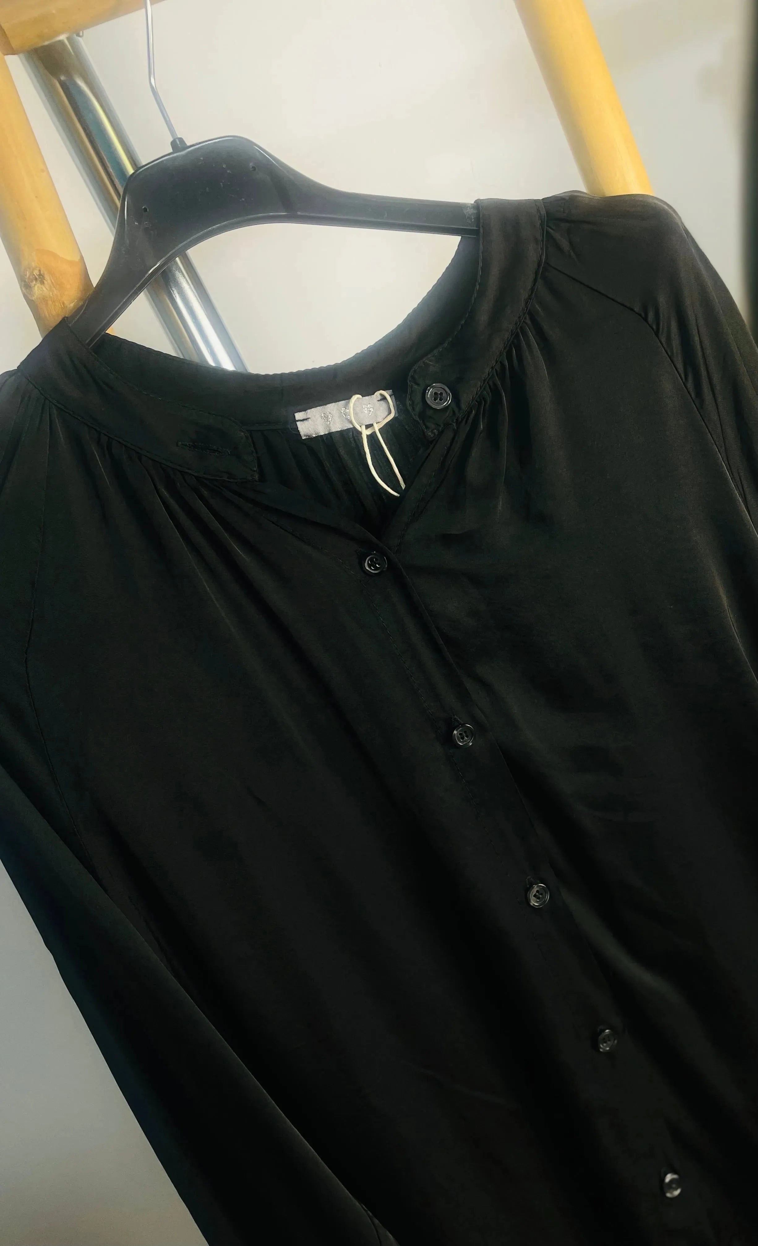 Chemise noire femme fluide en viscose et soie, manches longues, fabriquée en Italie