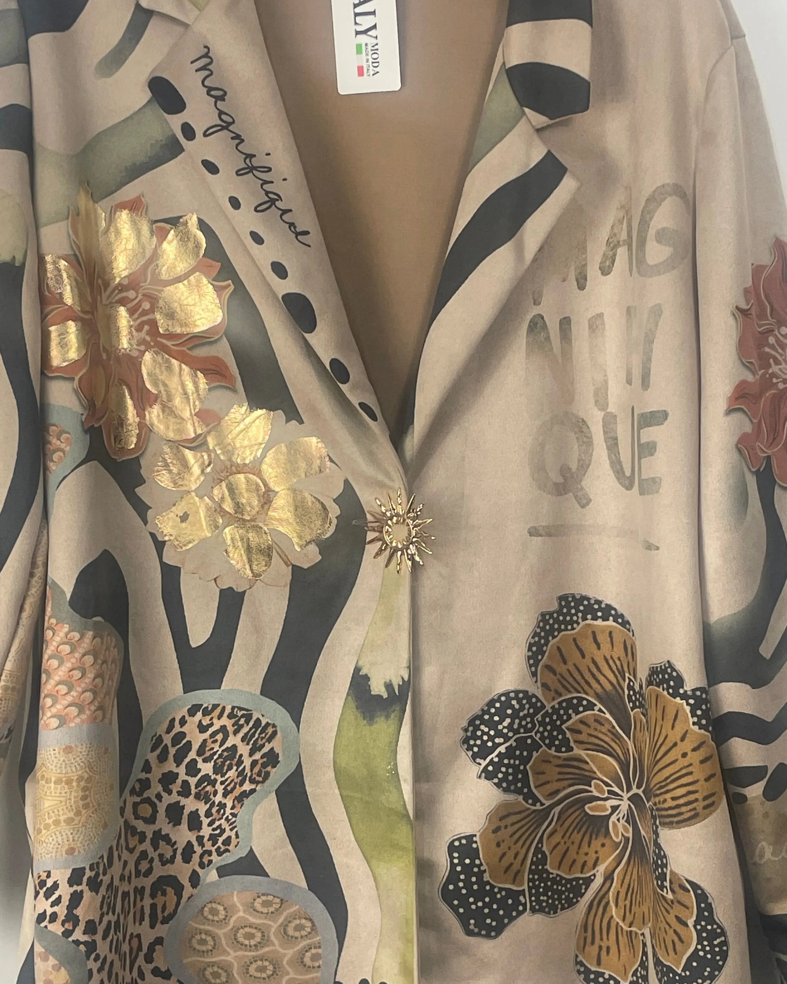 detail trench Frida Kahlo face avec broche dorée