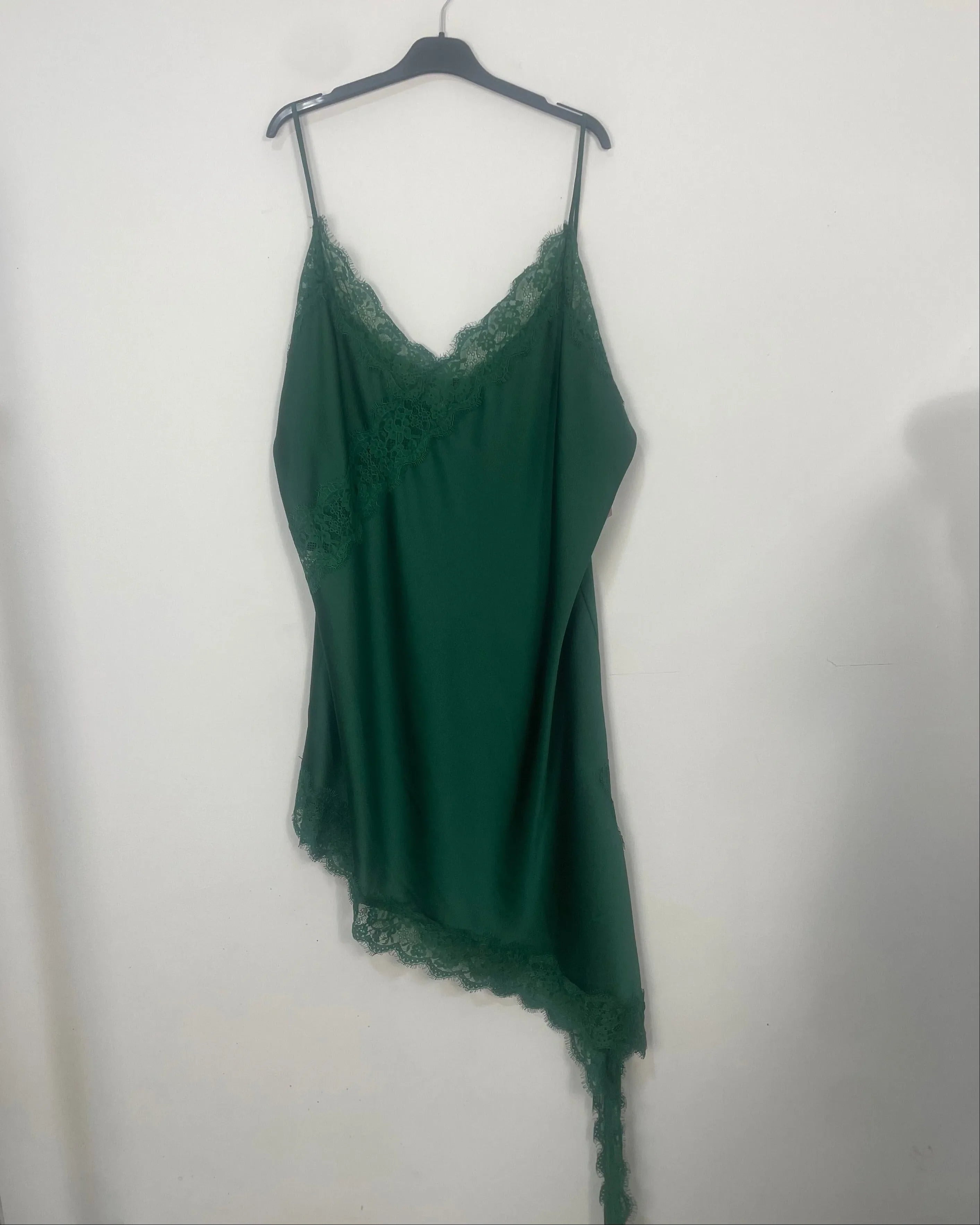 Nuisette satin grande taille vert avec dentelle et coupe asymétrique