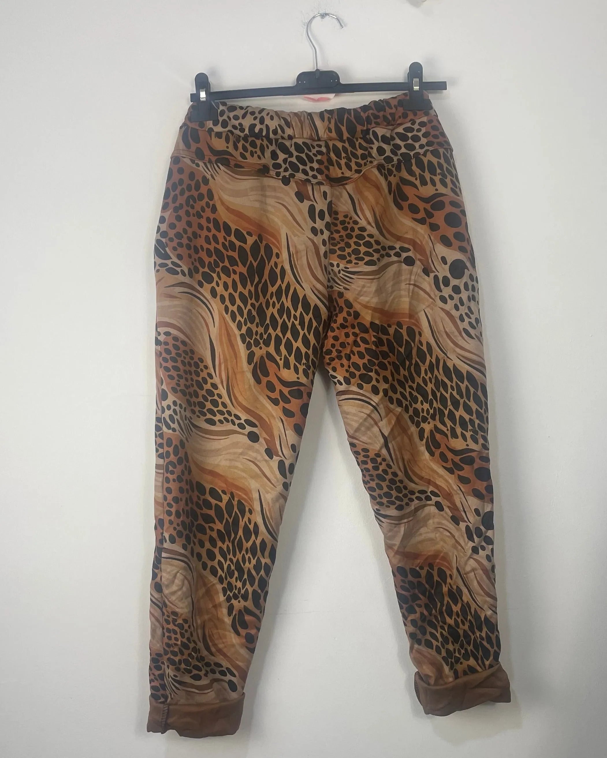 pantalon suédine motif animalier caramel femme vue de dos