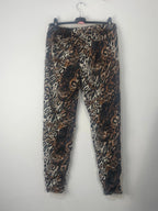 pantalon léopard en suédine, vue arrière, coupe fuselée