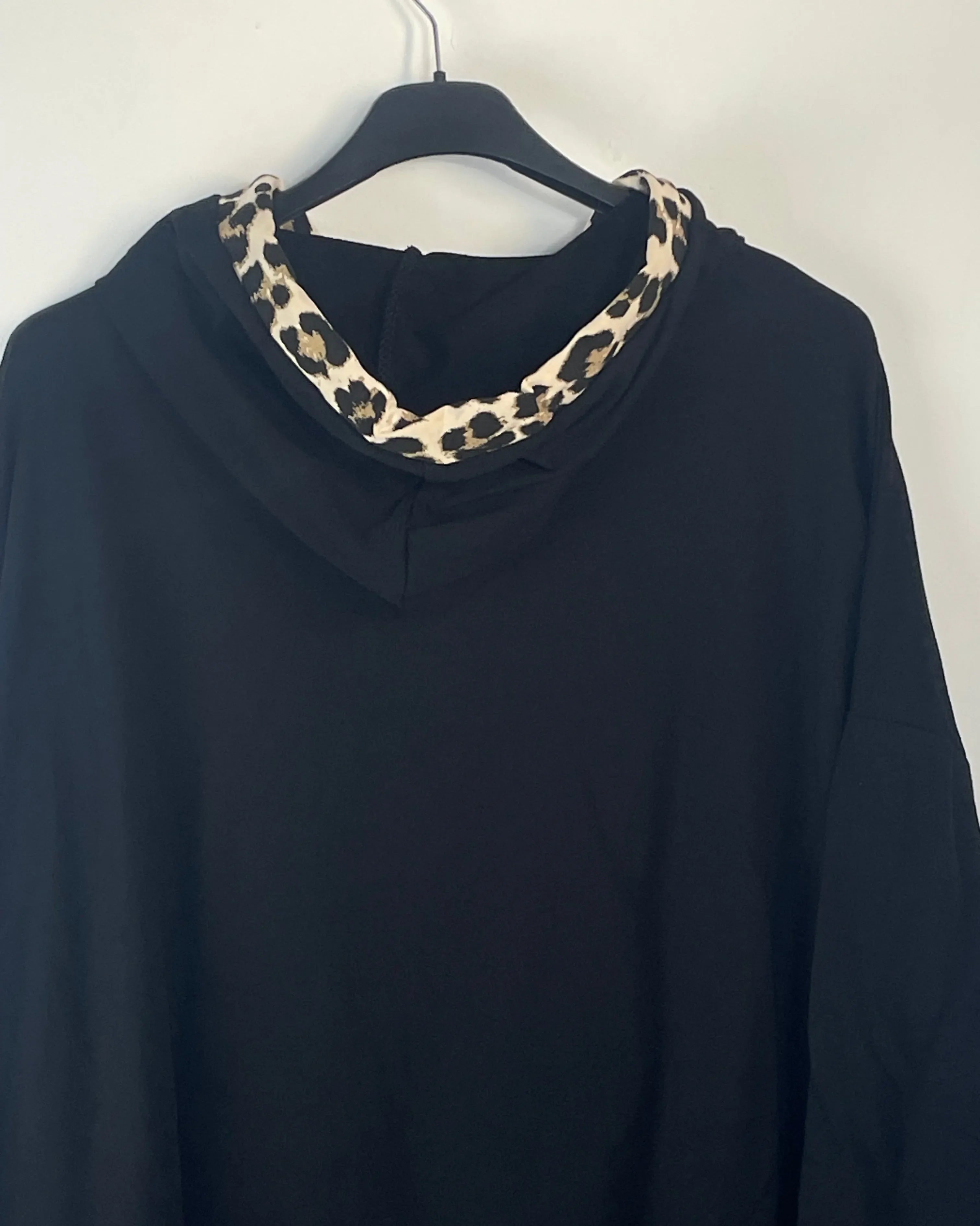 detail capuche léopard